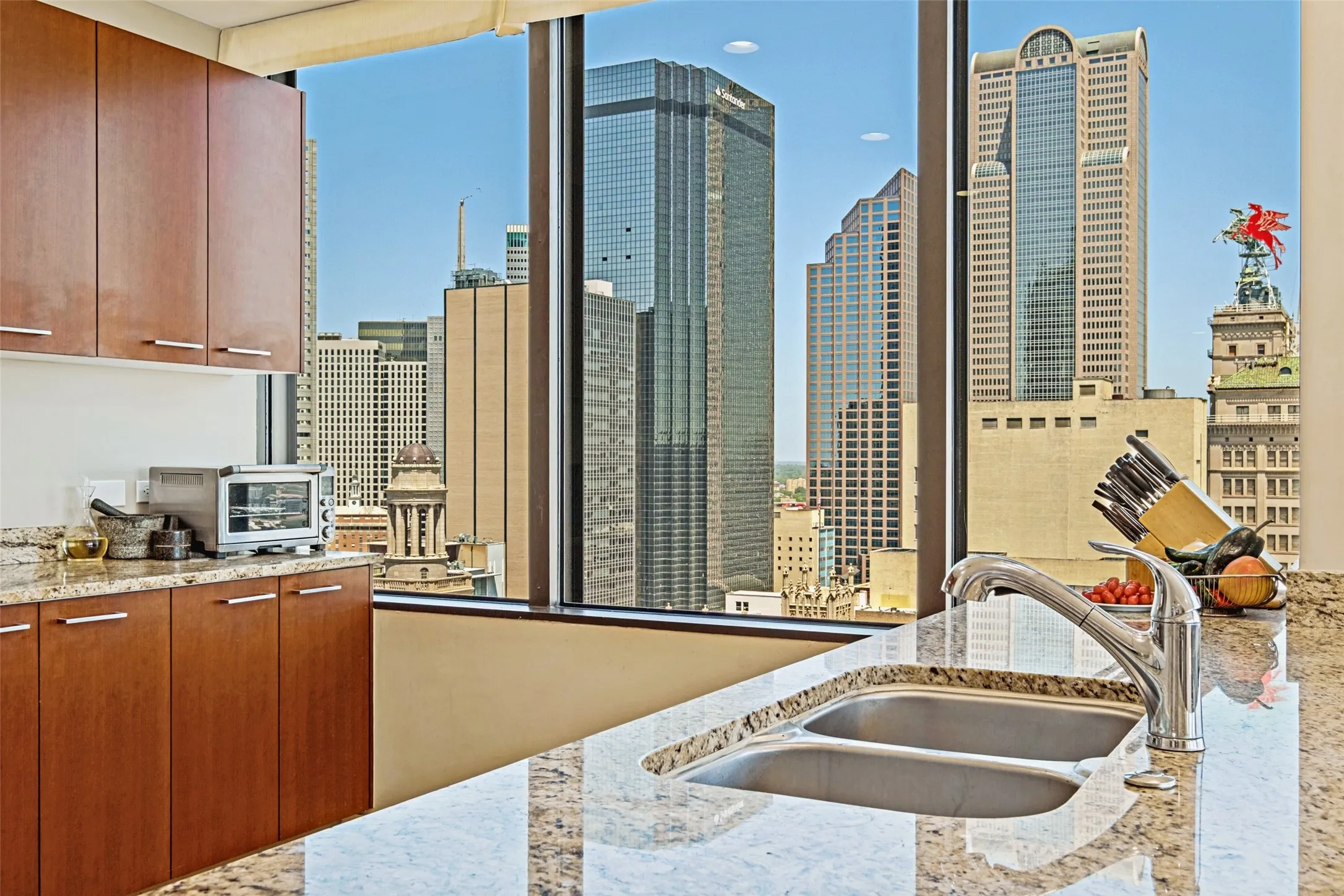 Condominium For Rent in Dallas County , 1200 Main Street 2512, Dallas, Texas 75202, 3 Bedroom, 3 Bathroom, 2 Garage spaces, 2,101 Sqft, built in 1974, mls#21359103, Real Estate Agent in Dallas, Homes For Rent in Dallas county, Homes For Rent in Dallas, Realtor in Dallas Texas, Real Estate Brokerage Independent Realty Texas, Luminita Cordes Realtor