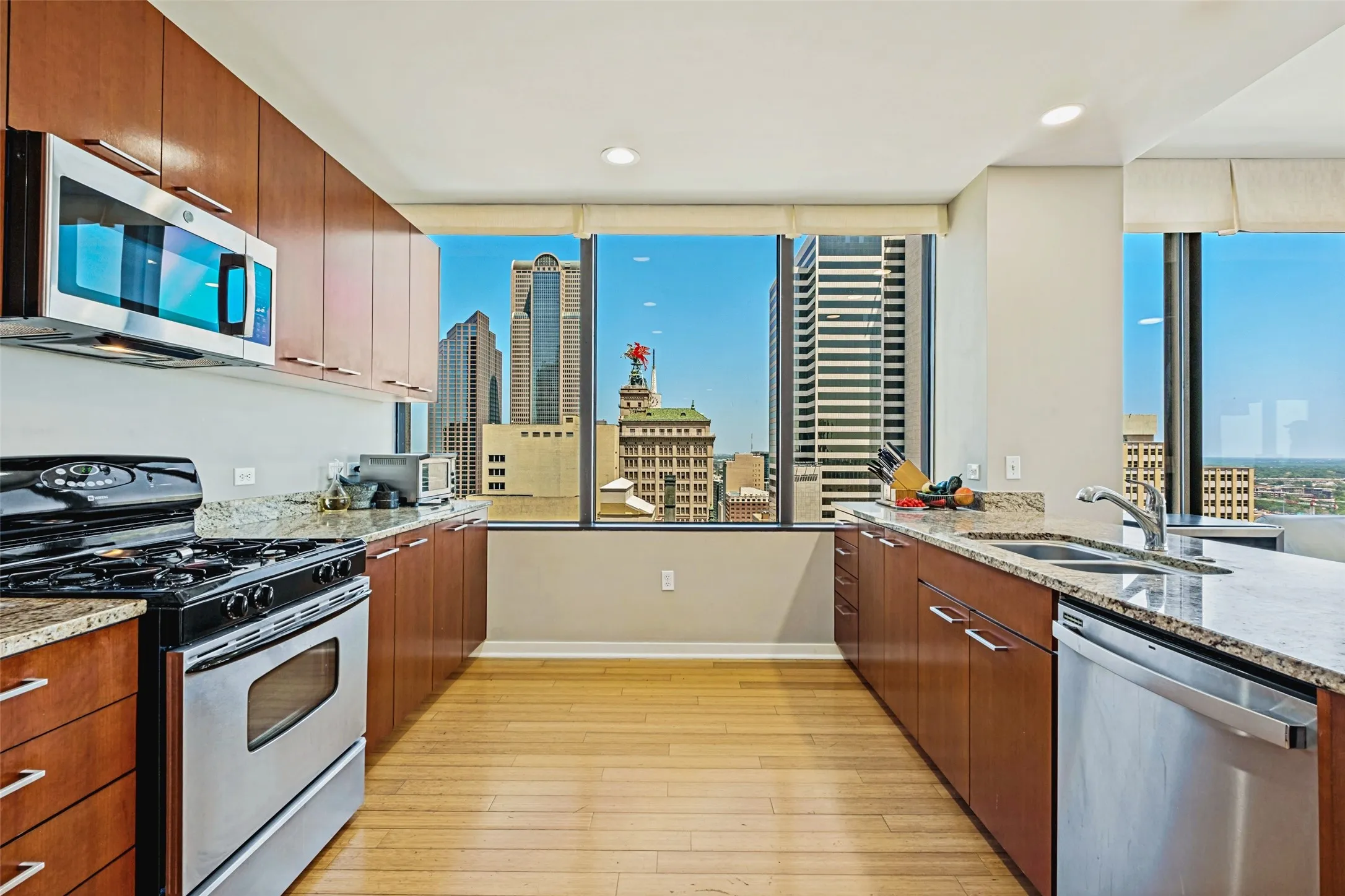 Condominium For Rent in Dallas County , 1200 Main Street 2512, Dallas, Texas 75202, 3 Bedroom, 3 Bathroom, 2 Garage spaces, 2,101 Sqft, built in 1974, mls#21359103, Real Estate Agent in Dallas, Homes For Rent in Dallas county, Homes For Rent in Dallas, Realtor in Dallas Texas, Real Estate Brokerage Independent Realty Texas, Luminita Cordes Realtor