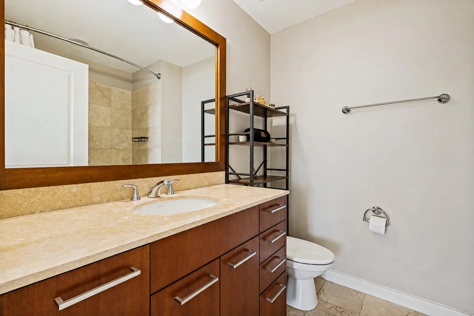 Condominium For Rent in Dallas County , 1200 Main Street 2512, Dallas, Texas 75202, 3 Bedroom, 3 Bathroom, 2 Garage spaces, 2,101 Sqft, built in 1974, mls#21359103, Real Estate Agent in Dallas, Homes For Rent in Dallas county, Homes For Rent in Dallas, Realtor in Dallas Texas, Real Estate Brokerage Independent Realty Texas, Luminita Cordes Realtor