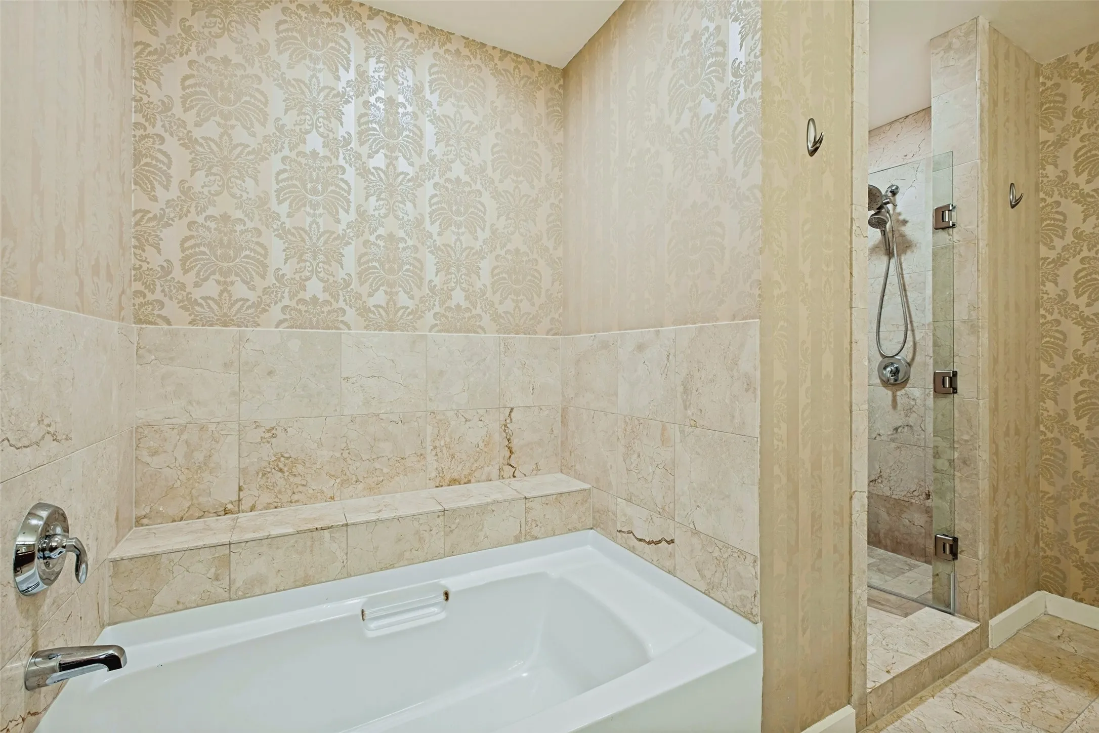Condominium For Rent in Dallas County , 1200 Main Street 2512, Dallas, Texas 75202, 3 Bedroom, 3 Bathroom, 2 Garage spaces, 2,101 Sqft, built in 1974, mls#21359103, Real Estate Agent in Dallas, Homes For Rent in Dallas county, Homes For Rent in Dallas, Realtor in Dallas Texas, Real Estate Brokerage Independent Realty Texas, Luminita Cordes Realtor