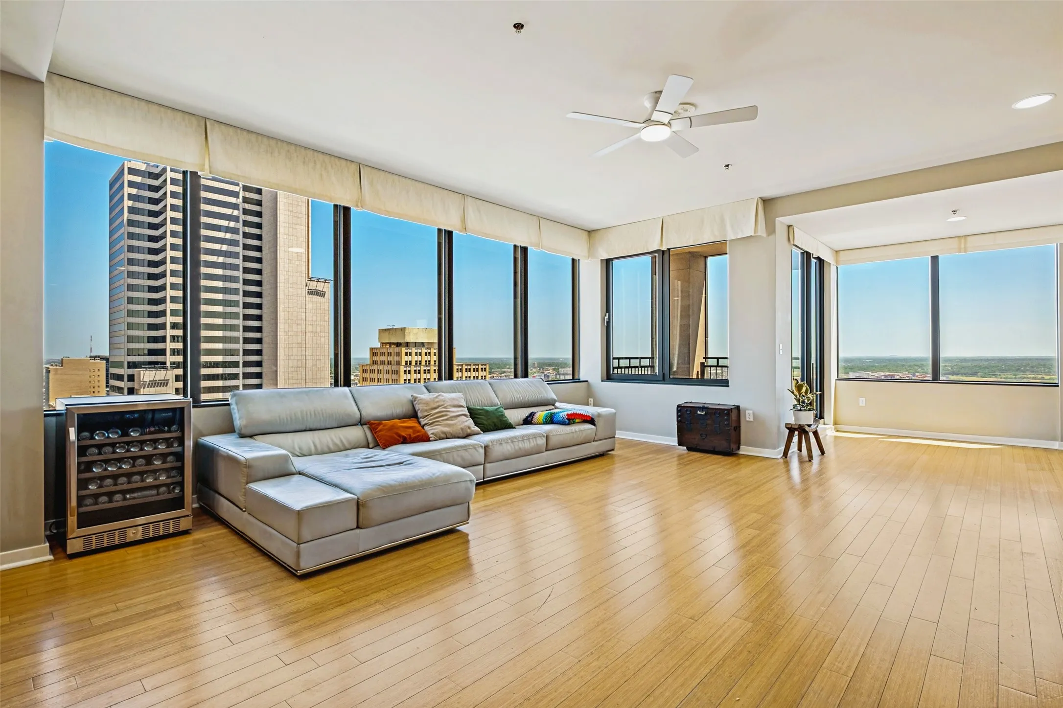 Condominium For Rent in Dallas County , 1200 Main Street 2512, Dallas, Texas 75202, 3 Bedroom, 3 Bathroom, 2 Garage spaces, 2,101 Sqft, built in 1974, mls#21359103, Real Estate Agent in Dallas, Homes For Rent in Dallas county, Homes For Rent in Dallas, Realtor in Dallas Texas, Real Estate Brokerage Independent Realty Texas, Luminita Cordes Realtor
