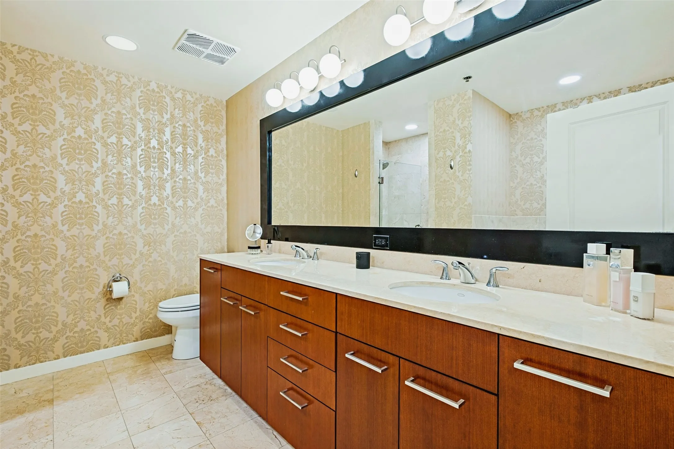 Condominium For Rent in Dallas County , 1200 Main Street 2512, Dallas, Texas 75202, 3 Bedroom, 3 Bathroom, 2 Garage spaces, 2,101 Sqft, built in 1974, mls#21359103, Real Estate Agent in Dallas, Homes For Rent in Dallas county, Homes For Rent in Dallas, Realtor in Dallas Texas, Real Estate Brokerage Independent Realty Texas, Luminita Cordes Realtor