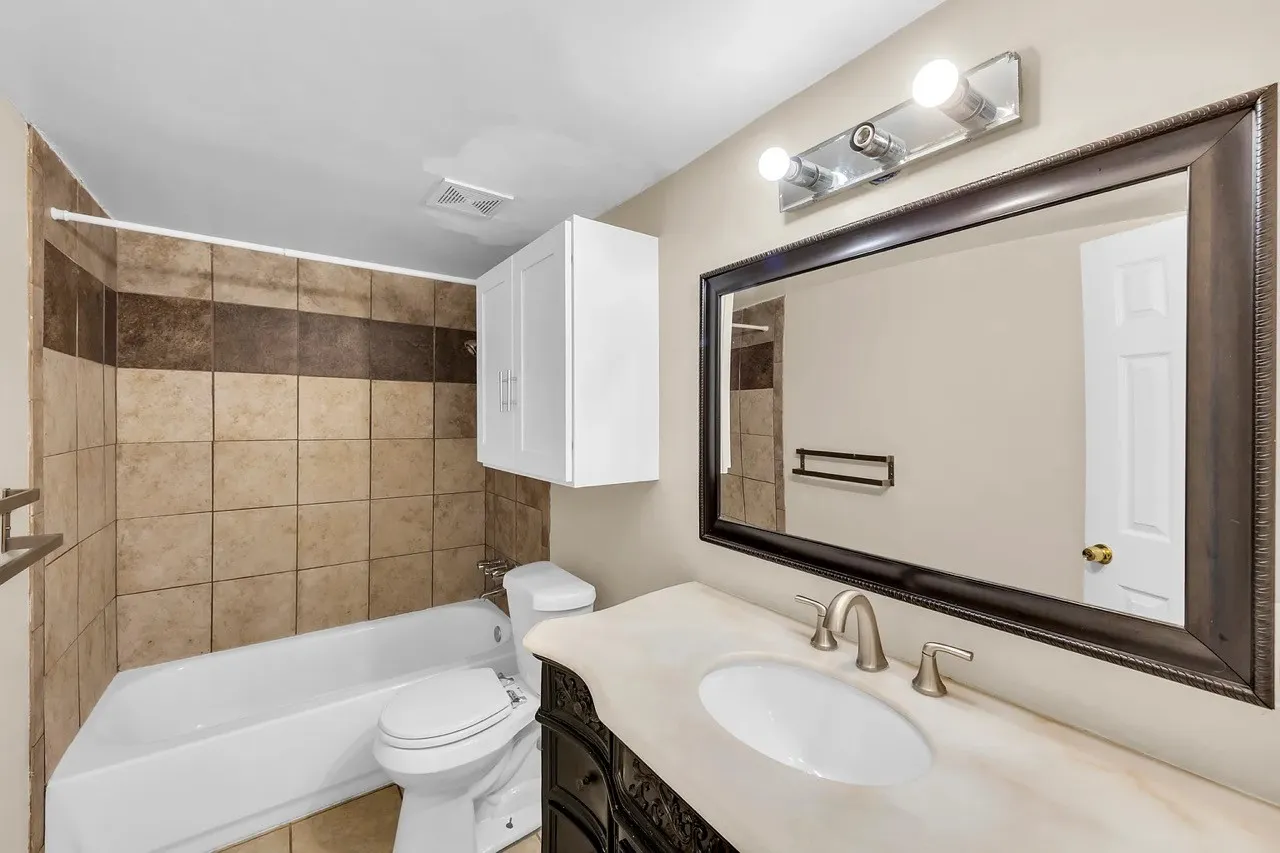 Tiled bath and shower combination with a contrasting accent band