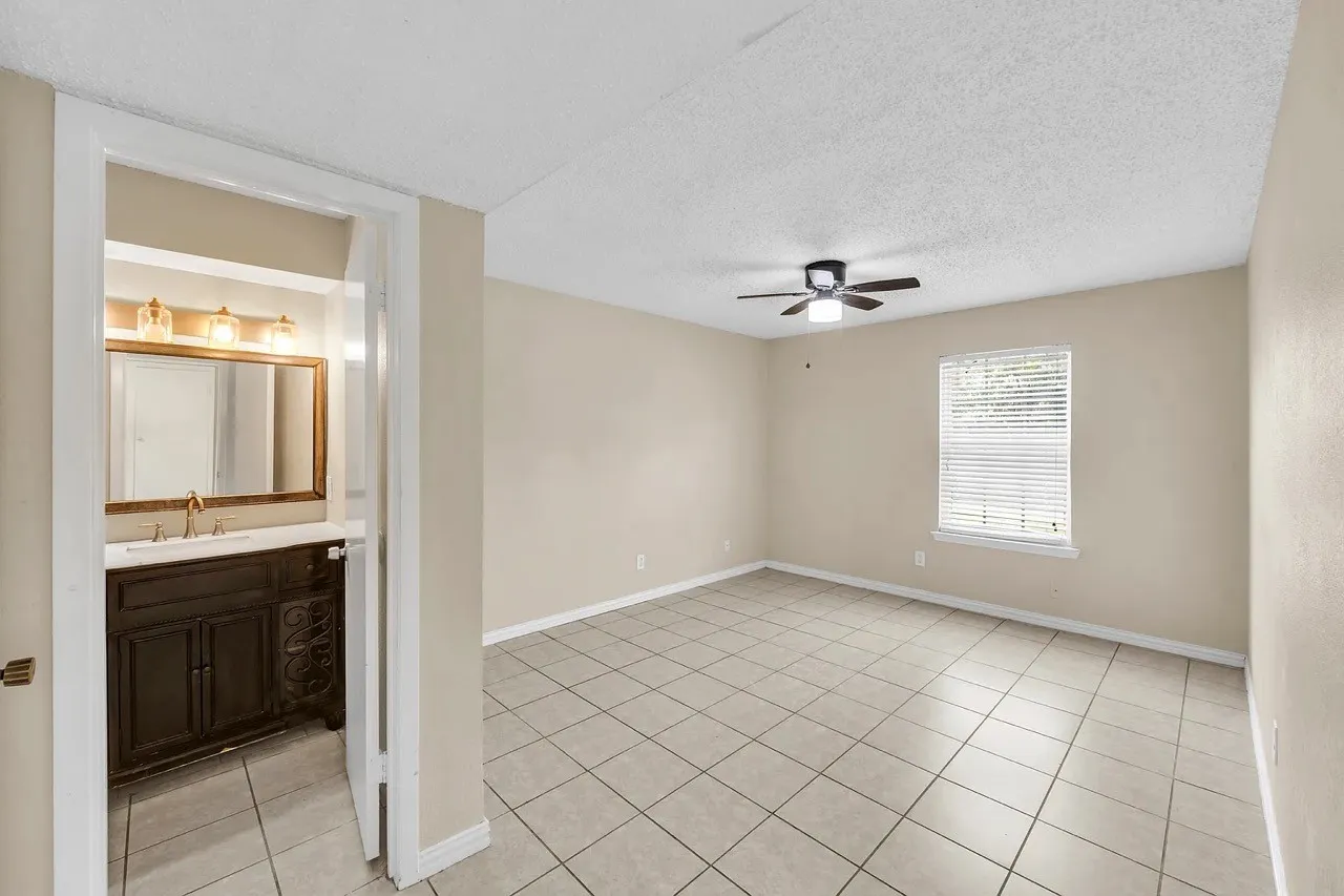 Townhouse For Rent in Dallas County , 3024 Tudor Lane, Irving, Texas 75060, 2 Bedroom, 2 Bathroom, Garage spaces, 1,059 Sqft, built in 1973, mls#21364426, Real Estate Agent in Irving, Homes For Rent in Dallas county, Homes For Rent in Irving, Realtor in Irving Texas, Real Estate Brokerage Independent Realty Texas, Luminita Cordes Realtor