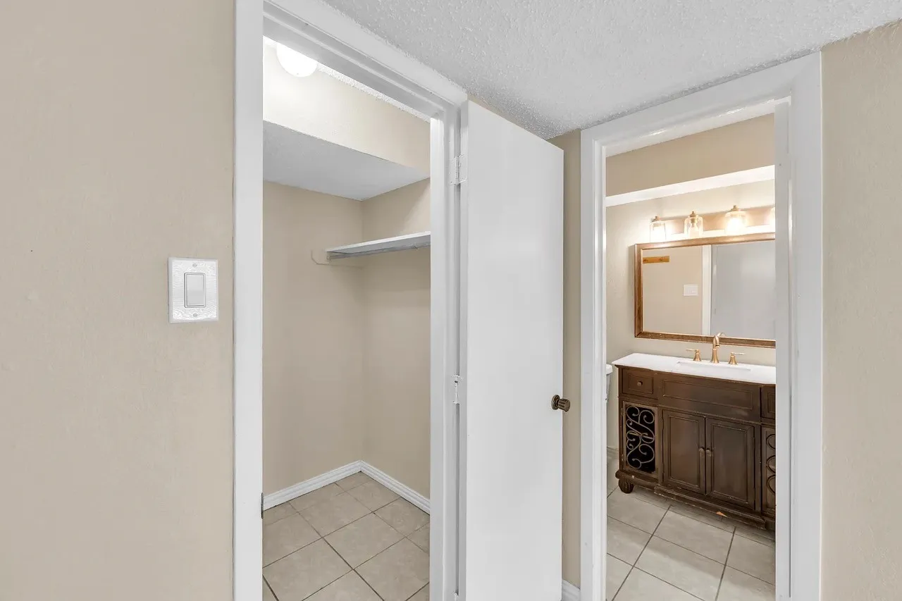 Townhouse For Rent in Dallas County , 3024 Tudor Lane, Irving, Texas 75060, 2 Bedroom, 2 Bathroom, Garage spaces, 1,059 Sqft, built in 1973, mls#21364426, Real Estate Agent in Irving, Homes For Rent in Dallas county, Homes For Rent in Irving, Realtor in Irving Texas, Real Estate Brokerage Independent Realty Texas, Luminita Cordes Realtor