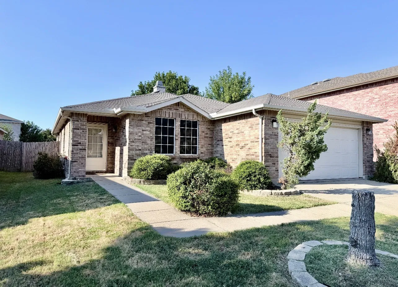 Single Family Residence For Rent in Denton County , 1604 Carolina Ridge Way, Fort Worth, Texas 76247, 3 Bedroom, 2 Bathroom, 2 Garage spaces, 1,507 Sqft, built in 2005, mls#21364236, Real Estate Agent in Fort Worth, Homes For Rent in Denton county, Homes For Rent in Fort Worth, Realtor in Fort Worth Texas, Real Estate Brokerage Independent Realty Texas, Luminita Cordes Realtor
