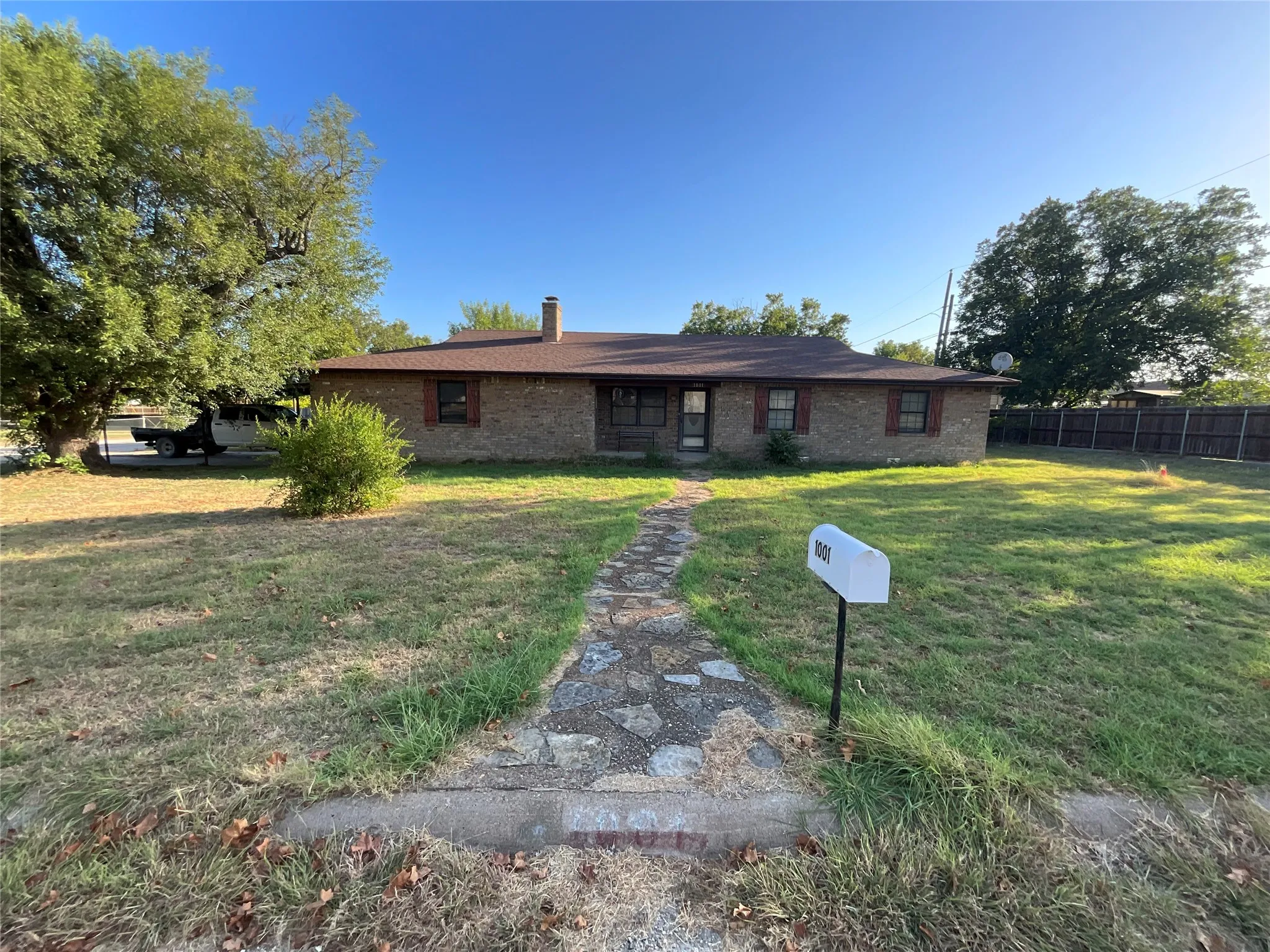 Single Family Residence For Sale in Hamilton County , 1001 E White Street, Hamilton, Texas 76531, 3 Bedroom, 2 Bathroom, 2 Garage spaces, 1,657 Sqft, built in 1977, mls#21364541, Real Estate Agent in Hamilton, Homes For Sale in Hamilton county, Homes For Sale in Hamilton, Realtor in Hamilton Texas, Real Estate Brokerage Independent Realty Texas, Luminita Cordes Realtor