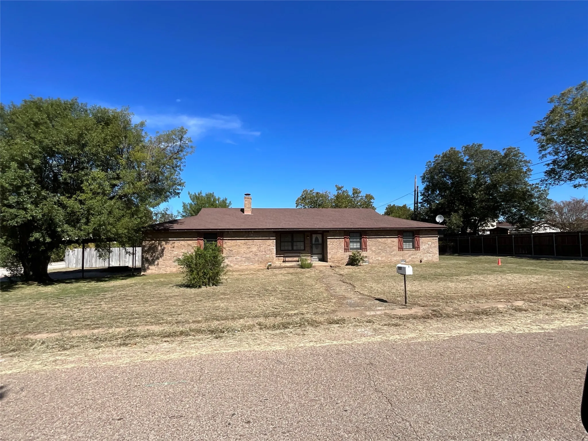 Single Family Residence For Sale in Hamilton County , 1001 E White Street, Hamilton, Texas 76531, 3 Bedroom, 2 Bathroom, 2 Garage spaces, 1,657 Sqft, built in 1977, mls#21364541, Real Estate Agent in Hamilton, Homes For Sale in Hamilton county, Homes For Sale in Hamilton, Realtor in Hamilton Texas, Real Estate Brokerage Independent Realty Texas, Luminita Cordes Realtor