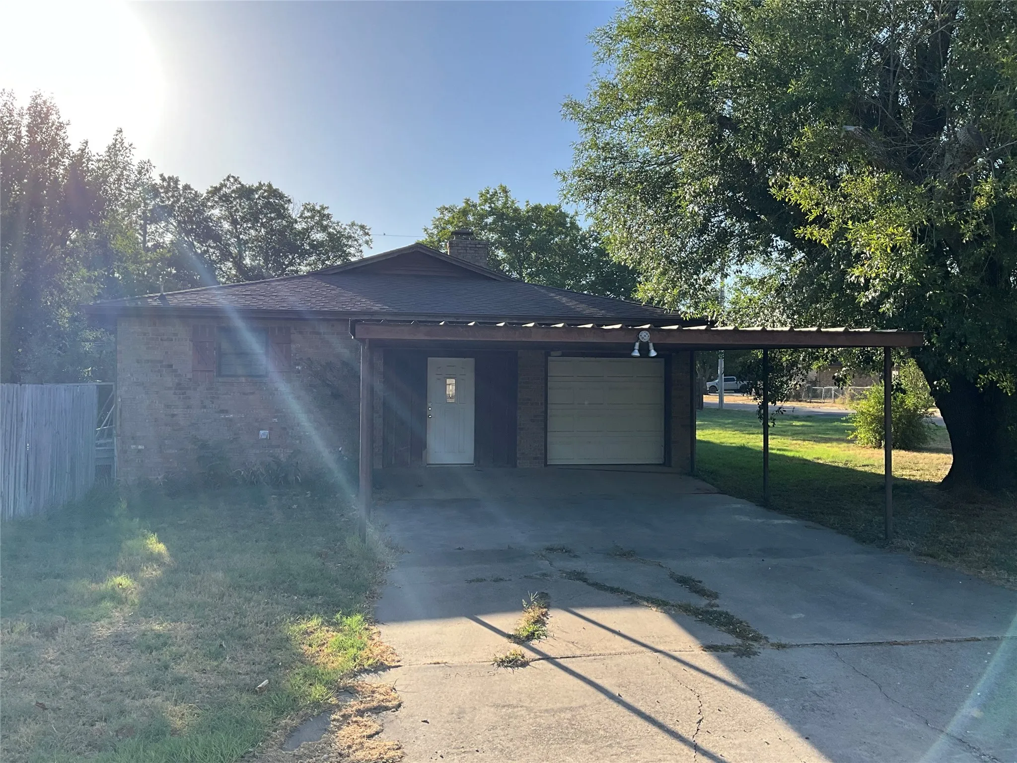 Single Family Residence For Sale in Hamilton County , 1001 E White Street, Hamilton, Texas 76531, 3 Bedroom, 2 Bathroom, 2 Garage spaces, 1,657 Sqft, built in 1977, mls#21364541, Real Estate Agent in Hamilton, Homes For Sale in Hamilton county, Homes For Sale in Hamilton, Realtor in Hamilton Texas, Real Estate Brokerage Independent Realty Texas, Luminita Cordes Realtor