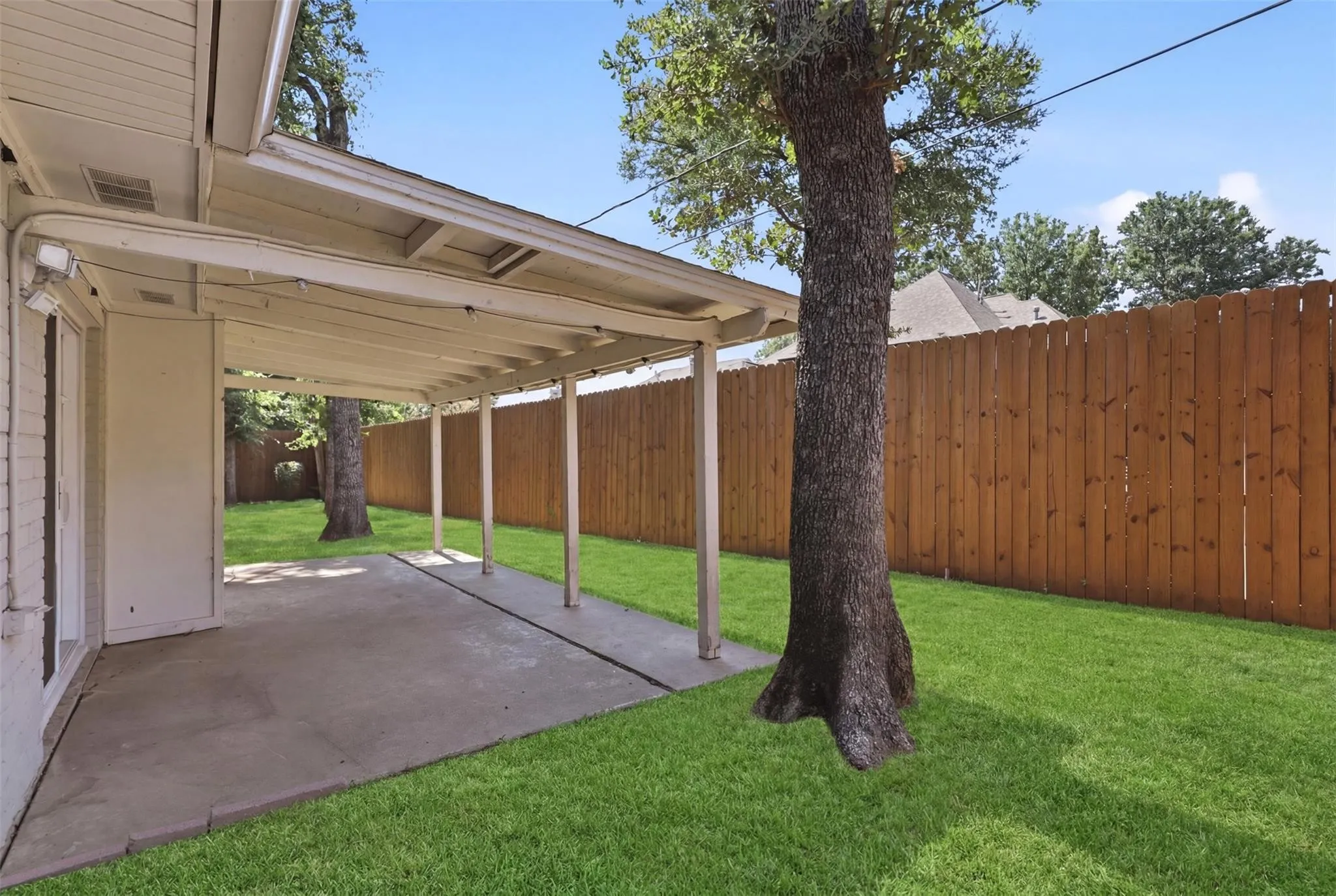 Single Family Residence For Rent in Tarrant County , 2400 York Minster Court, Arlington, Texas 76006, 4 Bedroom, 2 Bathroom, 2 Garage spaces, 1,619 Sqft, built in 1981, mls#21362238, Real Estate Agent in Arlington, Homes For Rent in Tarrant county, Homes For Rent in Arlington, Realtor in Arlington Texas, Real Estate Brokerage Independent Realty Texas, Luminita Cordes Realtor