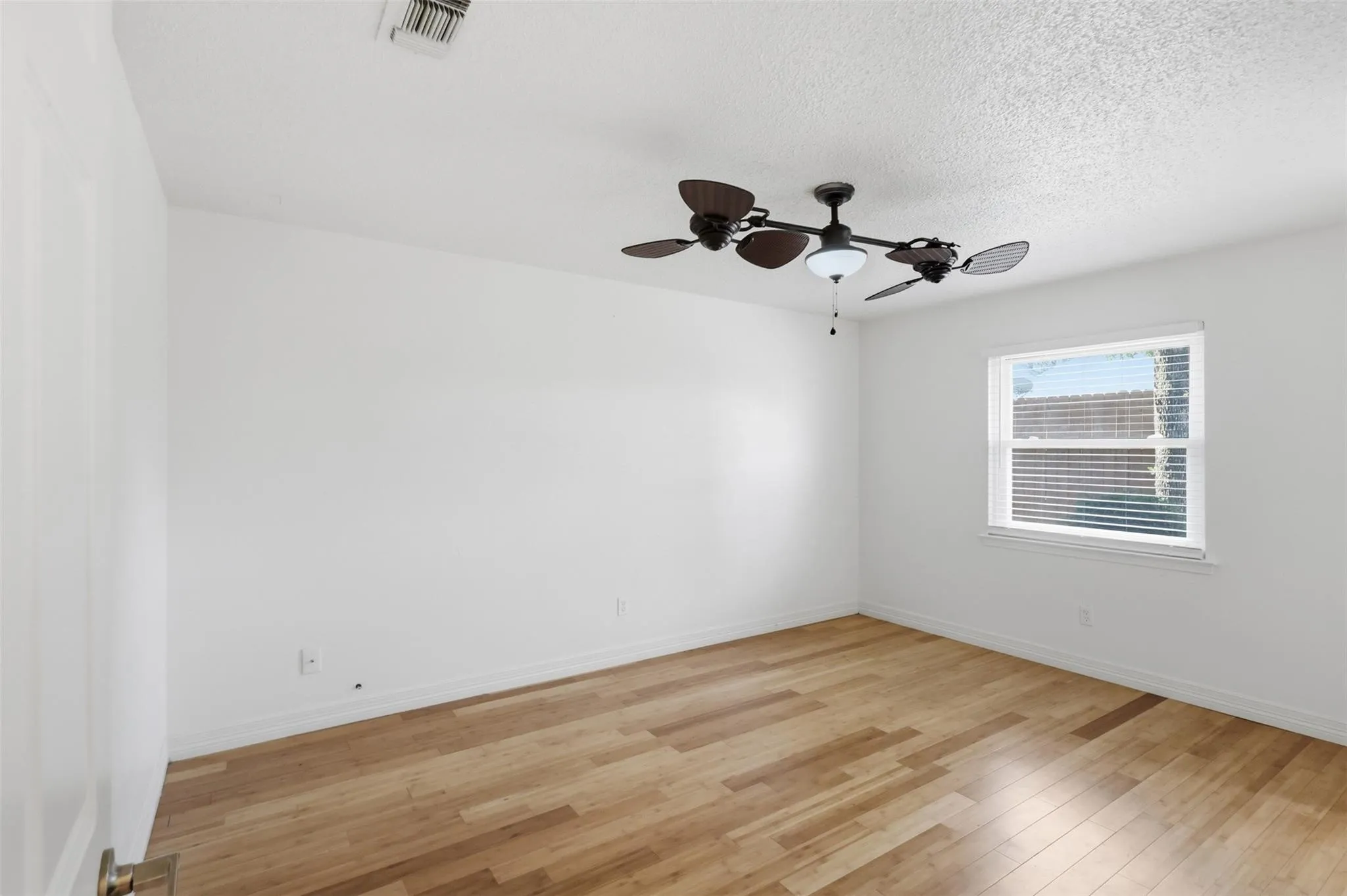 Single Family Residence For Rent in Tarrant County , 2400 York Minster Court, Arlington, Texas 76006, 4 Bedroom, 2 Bathroom, 2 Garage spaces, 1,619 Sqft, built in 1981, mls#21362238, Real Estate Agent in Arlington, Homes For Rent in Tarrant county, Homes For Rent in Arlington, Realtor in Arlington Texas, Real Estate Brokerage Independent Realty Texas, Luminita Cordes Realtor