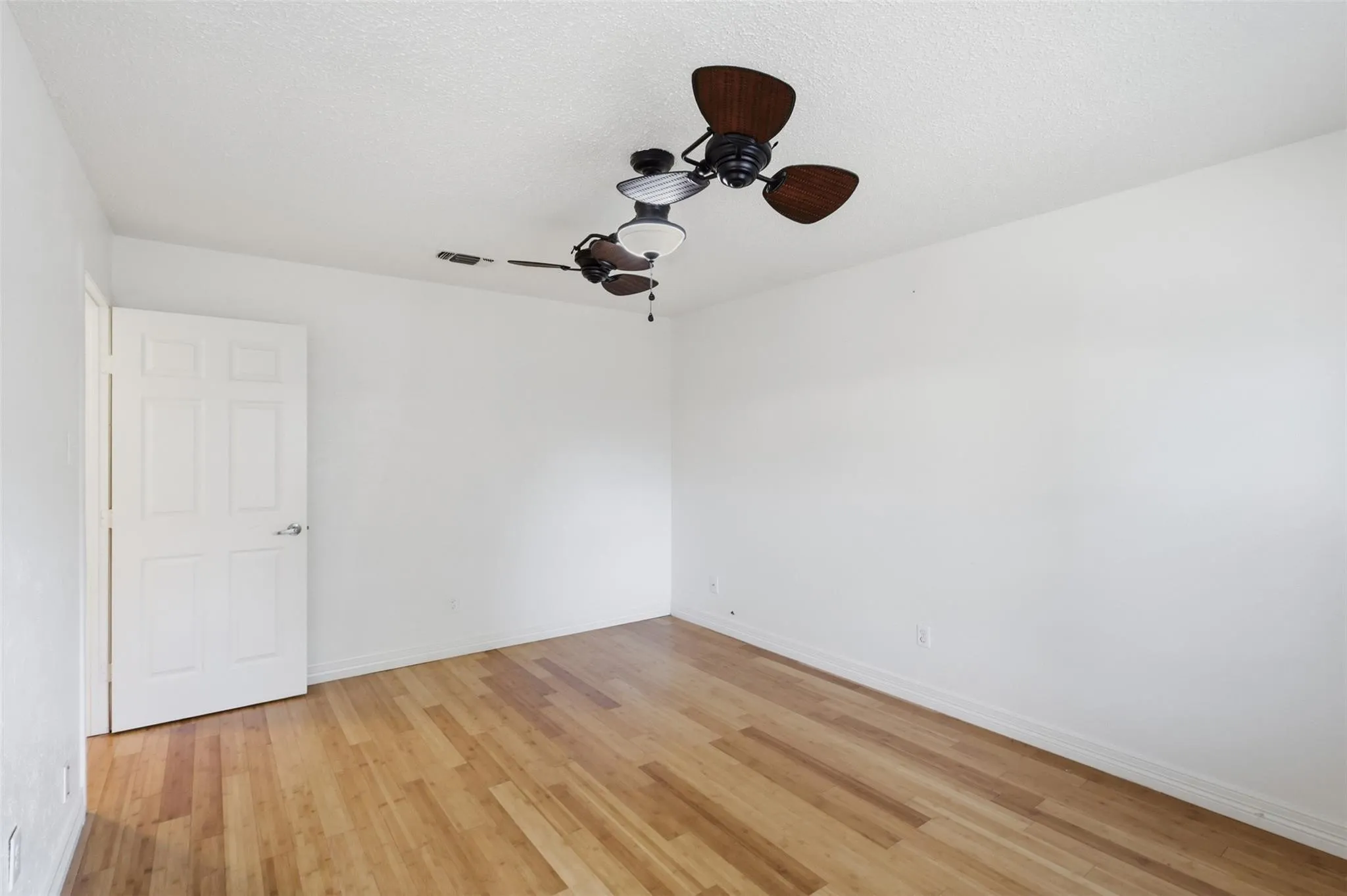 Single Family Residence For Rent in Tarrant County , 2400 York Minster Court, Arlington, Texas 76006, 4 Bedroom, 2 Bathroom, 2 Garage spaces, 1,619 Sqft, built in 1981, mls#21362238, Real Estate Agent in Arlington, Homes For Rent in Tarrant county, Homes For Rent in Arlington, Realtor in Arlington Texas, Real Estate Brokerage Independent Realty Texas, Luminita Cordes Realtor