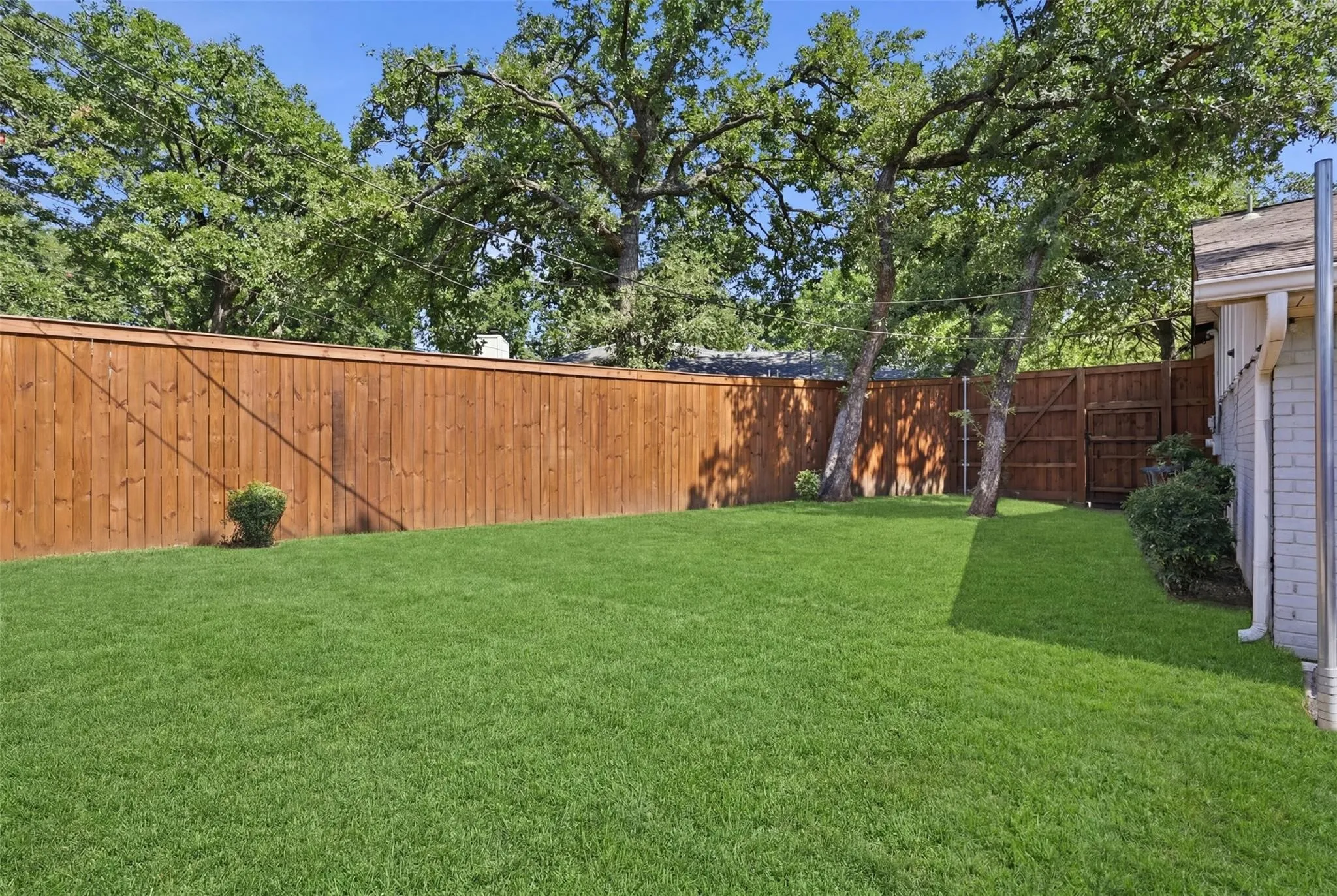 Single Family Residence For Rent in Tarrant County , 2400 York Minster Court, Arlington, Texas 76006, 4 Bedroom, 2 Bathroom, 2 Garage spaces, 1,619 Sqft, built in 1981, mls#21362238, Real Estate Agent in Arlington, Homes For Rent in Tarrant county, Homes For Rent in Arlington, Realtor in Arlington Texas, Real Estate Brokerage Independent Realty Texas, Luminita Cordes Realtor
