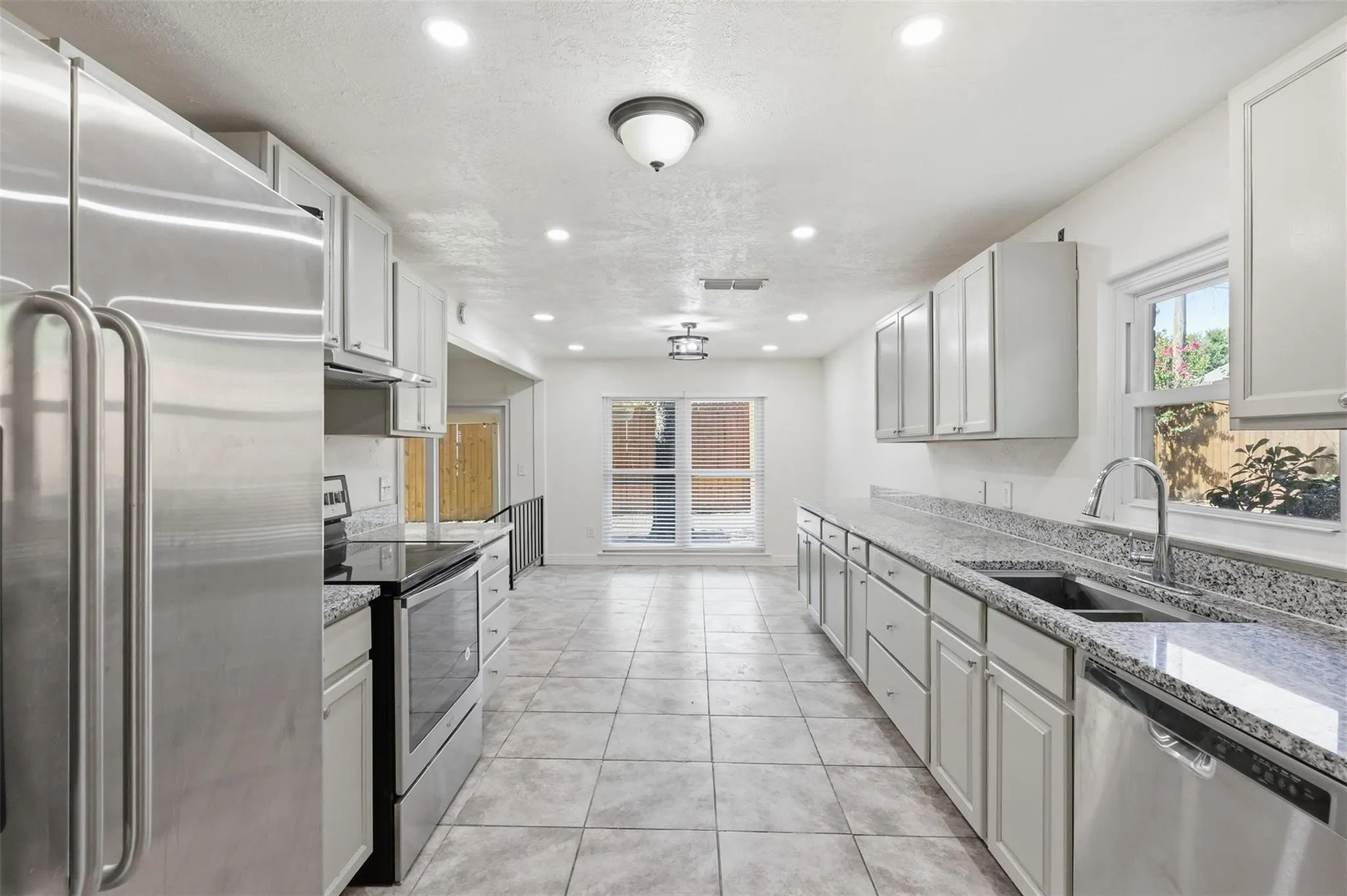 Single Family Residence For Rent in Tarrant County , 2400 York Minster Court, Arlington, Texas 76006, 4 Bedroom, 2 Bathroom, 2 Garage spaces, 1,619 Sqft, built in 1981, mls#21362238, Real Estate Agent in Arlington, Homes For Rent in Tarrant county, Homes For Rent in Arlington, Realtor in Arlington Texas, Real Estate Brokerage Independent Realty Texas, Luminita Cordes Realtor