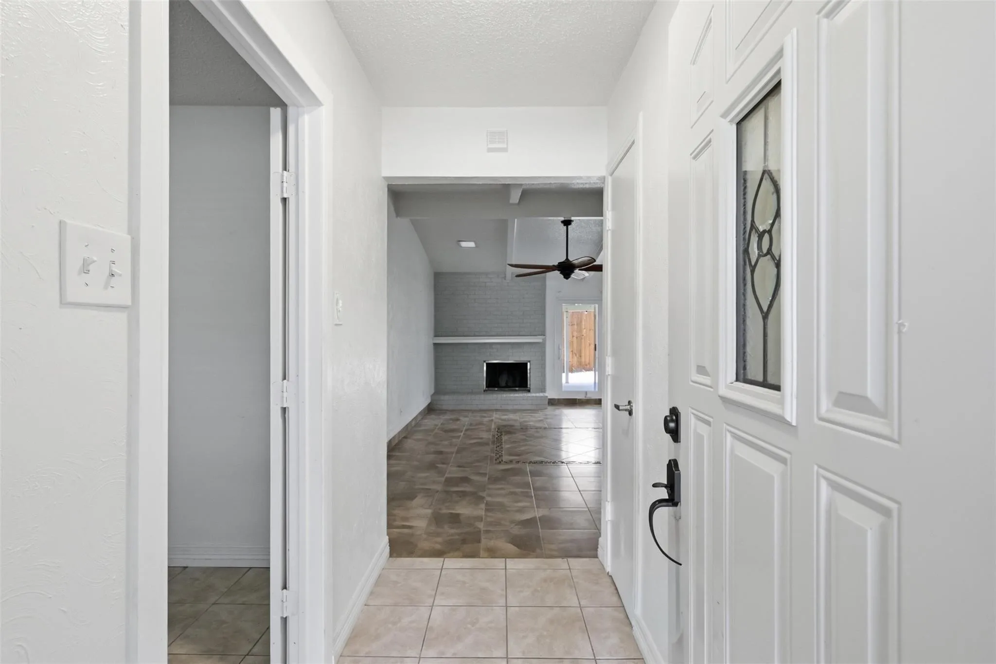 Single Family Residence For Rent in Tarrant County , 2400 York Minster Court, Arlington, Texas 76006, 4 Bedroom, 2 Bathroom, 2 Garage spaces, 1,619 Sqft, built in 1981, mls#21362238, Real Estate Agent in Arlington, Homes For Rent in Tarrant county, Homes For Rent in Arlington, Realtor in Arlington Texas, Real Estate Brokerage Independent Realty Texas, Luminita Cordes Realtor