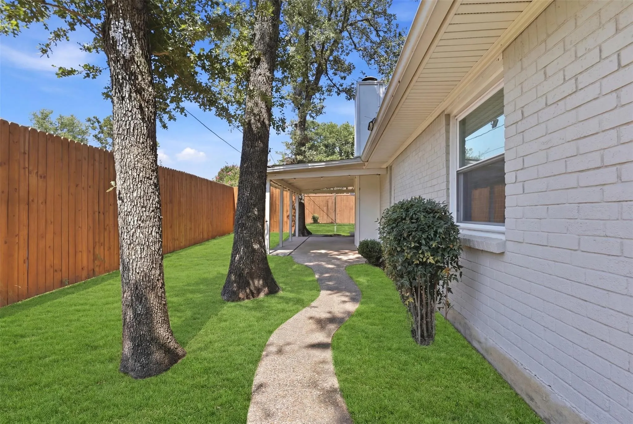 Single Family Residence For Rent in Tarrant County , 2400 York Minster Court, Arlington, Texas 76006, 4 Bedroom, 2 Bathroom, 2 Garage spaces, 1,619 Sqft, built in 1981, mls#21362238, Real Estate Agent in Arlington, Homes For Rent in Tarrant county, Homes For Rent in Arlington, Realtor in Arlington Texas, Real Estate Brokerage Independent Realty Texas, Luminita Cordes Realtor