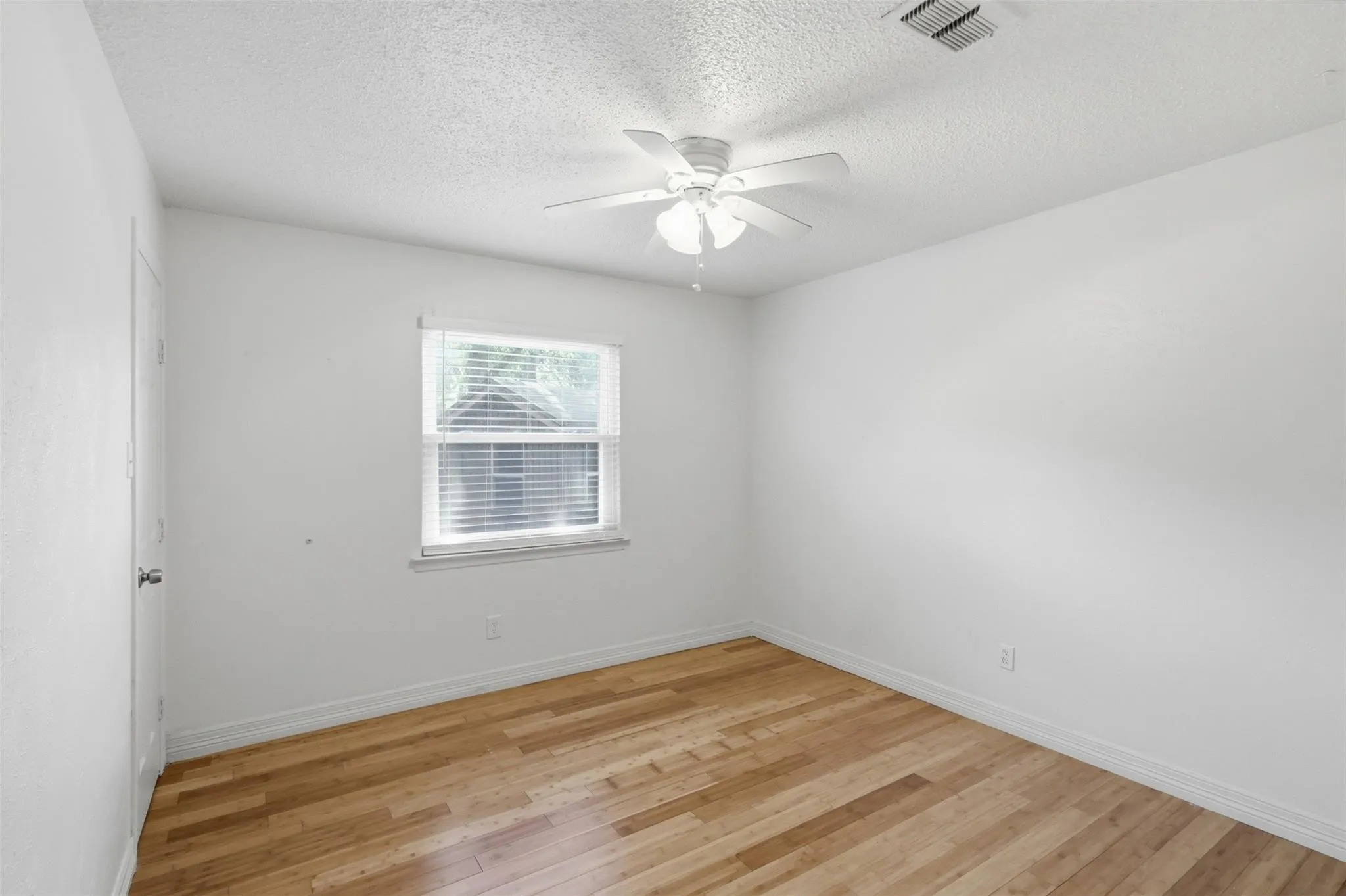 Single Family Residence For Rent in Tarrant County , 2400 York Minster Court, Arlington, Texas 76006, 4 Bedroom, 2 Bathroom, 2 Garage spaces, 1,619 Sqft, built in 1981, mls#21362238, Real Estate Agent in Arlington, Homes For Rent in Tarrant county, Homes For Rent in Arlington, Realtor in Arlington Texas, Real Estate Brokerage Independent Realty Texas, Luminita Cordes Realtor