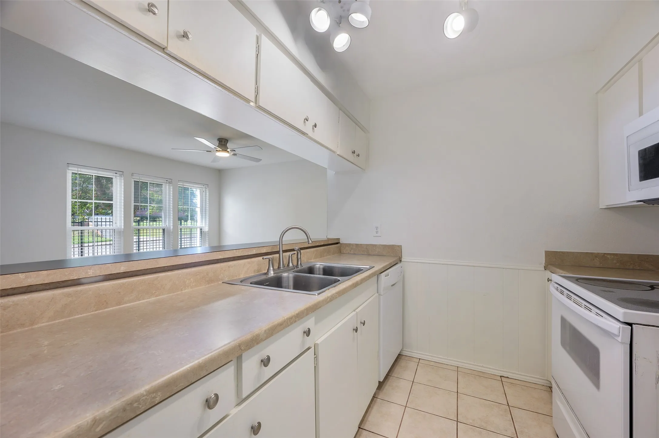 Condominium For Rent in Dallas County , 13715 Preston Road 184, Dallas, Texas 75240, 1 Bedroom, 1 Bathroom, Garage spaces, 631 Sqft, built in 1968, mls#21364545, Real Estate Agent in Dallas, Homes For Rent in Dallas county, Homes For Rent in Dallas, Realtor in Dallas Texas, Real Estate Brokerage Independent Realty Texas, Luminita Cordes Realtor