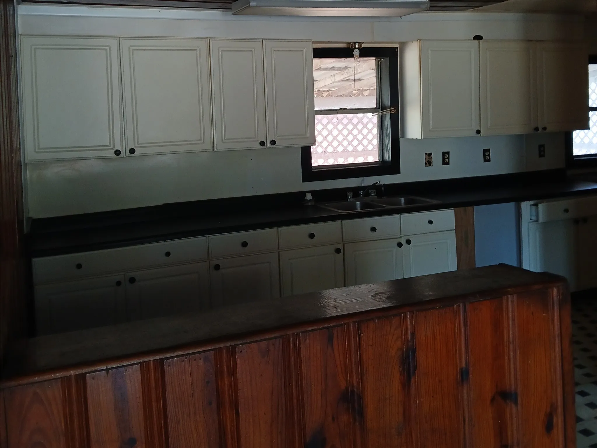 Single Family Residence For Sale in Coleman County , 600 W 14TH Street, Coleman, Texas 76834, 3 Bedroom, 1 Bathroom, Garage spaces, 1,004 Sqft, built in 0, mls#21364576, Real Estate Agent in Coleman, Homes For Sale in Coleman county, Homes For Sale in Coleman, Realtor in Coleman Texas, Real Estate Brokerage Independent Realty Texas, Luminita Cordes Realtor