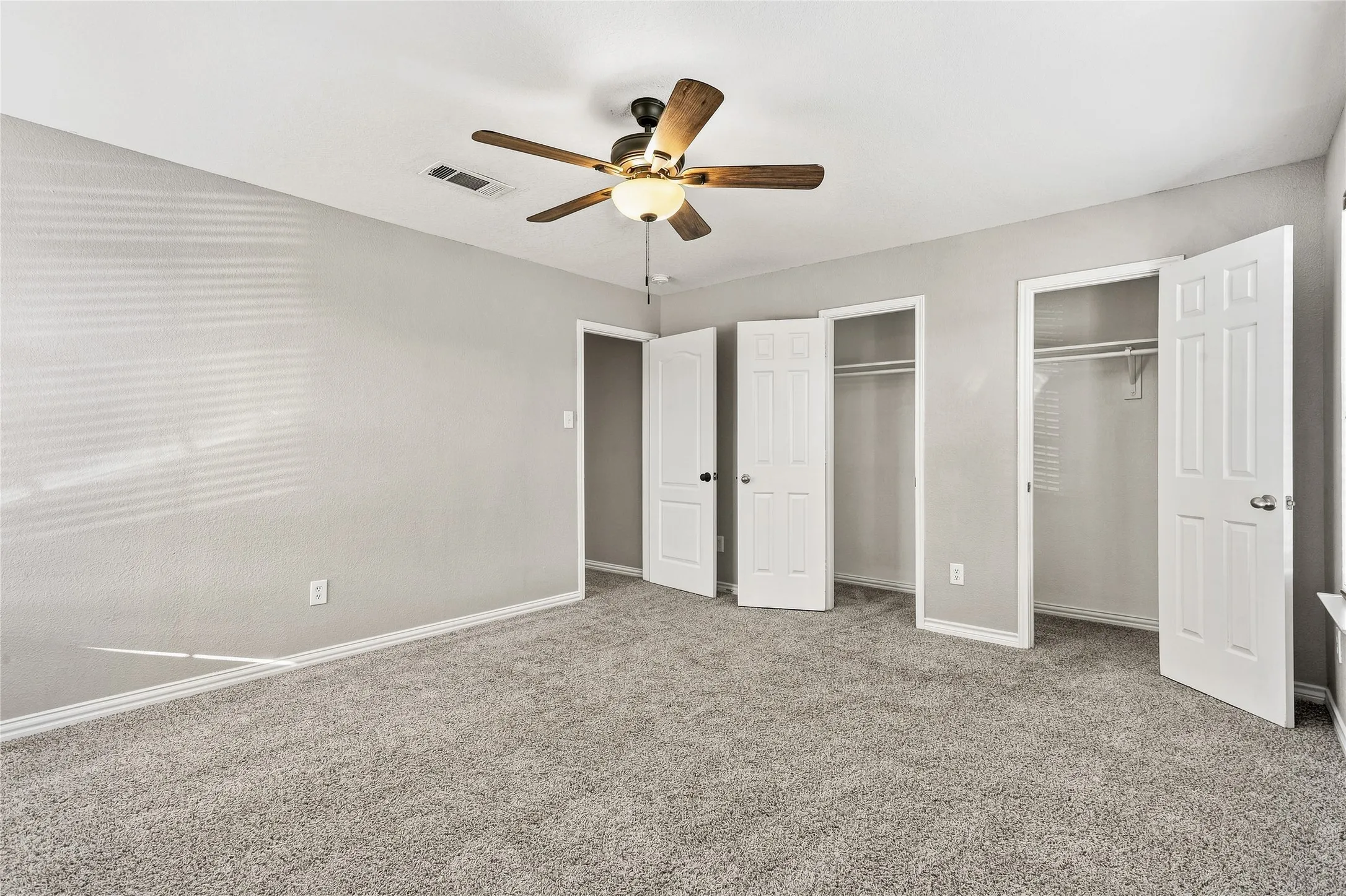 Single Family Residence For Sale in Tarrant County , 5281 Placid Drive, Haltom City, Texas 76117, 4 Bedroom, 3 Bathroom, 2 Garage spaces, 2,880 Sqft, built in 2006, mls#21348756, Real Estate Agent in Haltom City, Homes For Sale in Tarrant county, Homes For Sale in Haltom City, Realtor in Haltom City Texas, Real Estate Brokerage Independent Realty Texas, Luminita Cordes Realtor