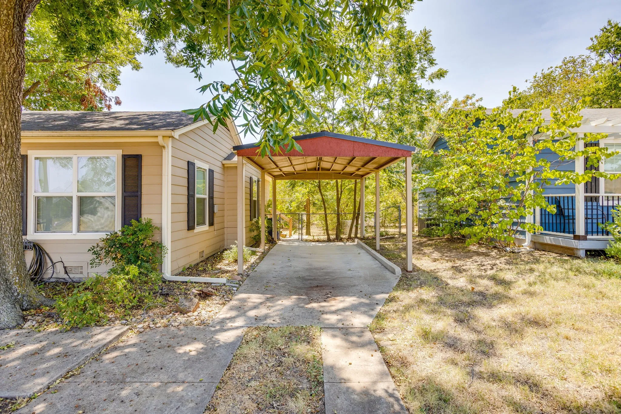 Single Family Residence For Sale in Johnson County , 128 Tarrant Avenue, Burleson, Texas 76028, 2 Bedroom, 1 Bathroom, Garage spaces, 1,000 Sqft, built in 1958, mls#21363213, Real Estate Agent in Burleson, Homes For Sale in Johnson county, Homes For Sale in Burleson, Realtor in Burleson Texas, Real Estate Brokerage Independent Realty Texas, Luminita Cordes Realtor