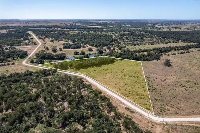 Wonderful shape with ample view from private road
