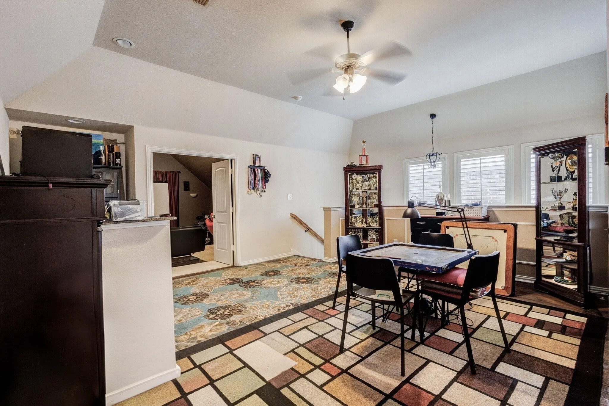 Vaulted ceiling with recessed lighting and a ceiling fan