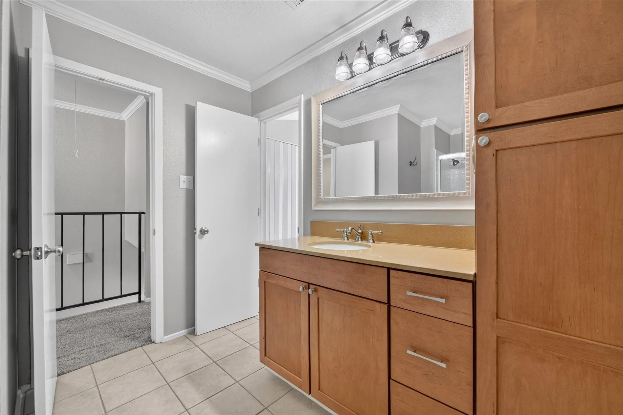 Townhouse For Rent in Tarrant County , 43 Abbey Road, Euless, Texas 76039, 2 Bedroom, 2 Bathroom, Garage spaces, 1,120 Sqft, built in 1980, mls#21364447, Real Estate Agent in Euless, Homes For Rent in Tarrant county, Homes For Rent in Euless, Realtor in Euless Texas, Real Estate Brokerage Independent Realty Texas, Luminita Cordes Realtor