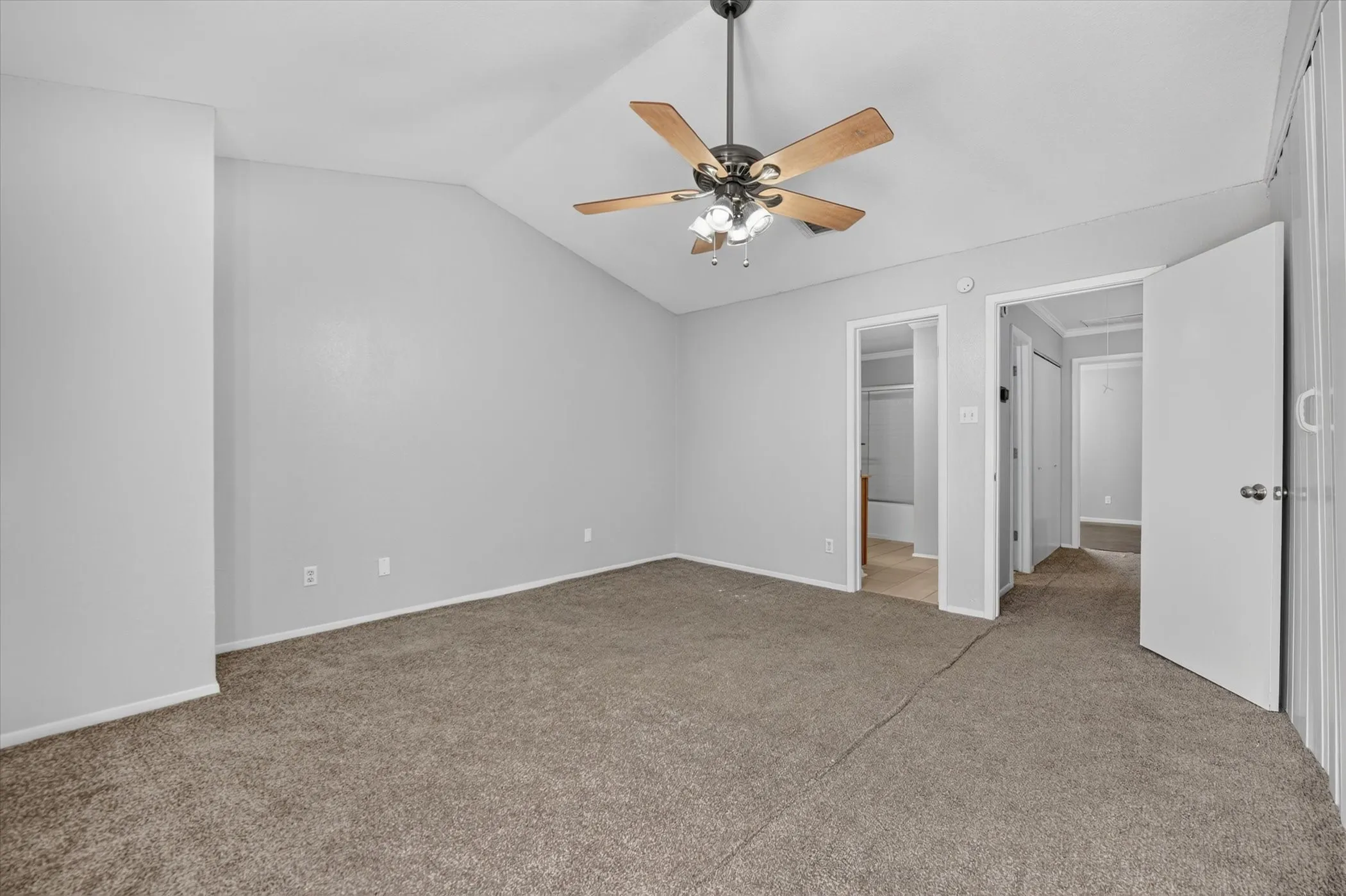 Townhouse For Rent in Tarrant County , 43 Abbey Road, Euless, Texas 76039, 2 Bedroom, 2 Bathroom, Garage spaces, 1,120 Sqft, built in 1980, mls#21364447, Real Estate Agent in Euless, Homes For Rent in Tarrant county, Homes For Rent in Euless, Realtor in Euless Texas, Real Estate Brokerage Independent Realty Texas, Luminita Cordes Realtor