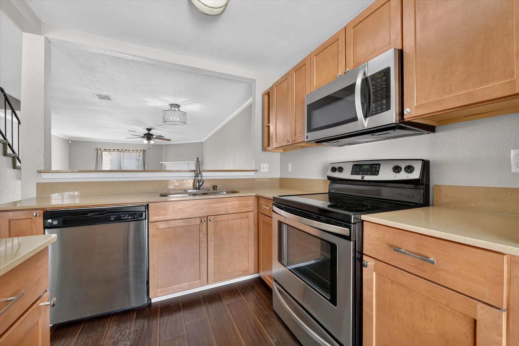 Townhouse For Rent in Tarrant County , 43 Abbey Road, Euless, Texas 76039, 2 Bedroom, 2 Bathroom, Garage spaces, 1,120 Sqft, built in 1980, mls#21364447, Real Estate Agent in Euless, Homes For Rent in Tarrant county, Homes For Rent in Euless, Realtor in Euless Texas, Real Estate Brokerage Independent Realty Texas, Luminita Cordes Realtor