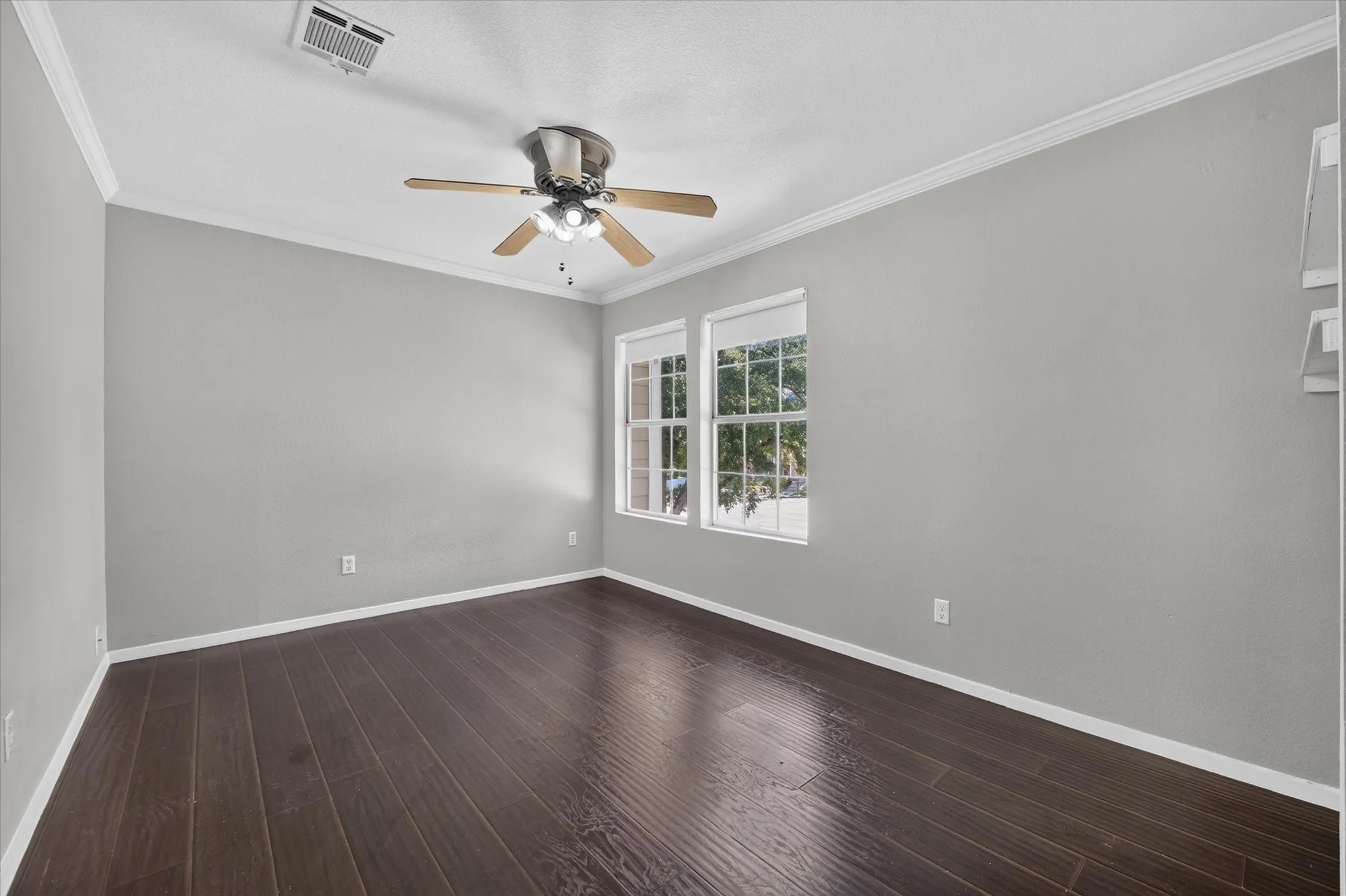 Townhouse For Rent in Tarrant County , 43 Abbey Road, Euless, Texas 76039, 2 Bedroom, 2 Bathroom, Garage spaces, 1,120 Sqft, built in 1980, mls#21364447, Real Estate Agent in Euless, Homes For Rent in Tarrant county, Homes For Rent in Euless, Realtor in Euless Texas, Real Estate Brokerage Independent Realty Texas, Luminita Cordes Realtor