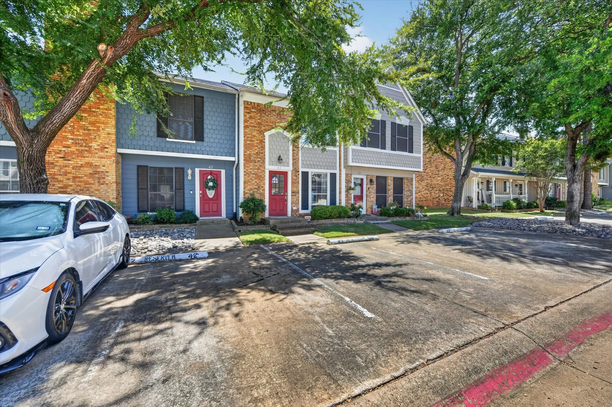 Townhouse For Rent in Tarrant County , 43 Abbey Road, Euless, Texas 76039, 2 Bedroom, 2 Bathroom, Garage spaces, 1,120 Sqft, built in 1980, mls#21364447, Real Estate Agent in Euless, Homes For Rent in Tarrant county, Homes For Rent in Euless, Realtor in Euless Texas, Real Estate Brokerage Independent Realty Texas, Luminita Cordes Realtor