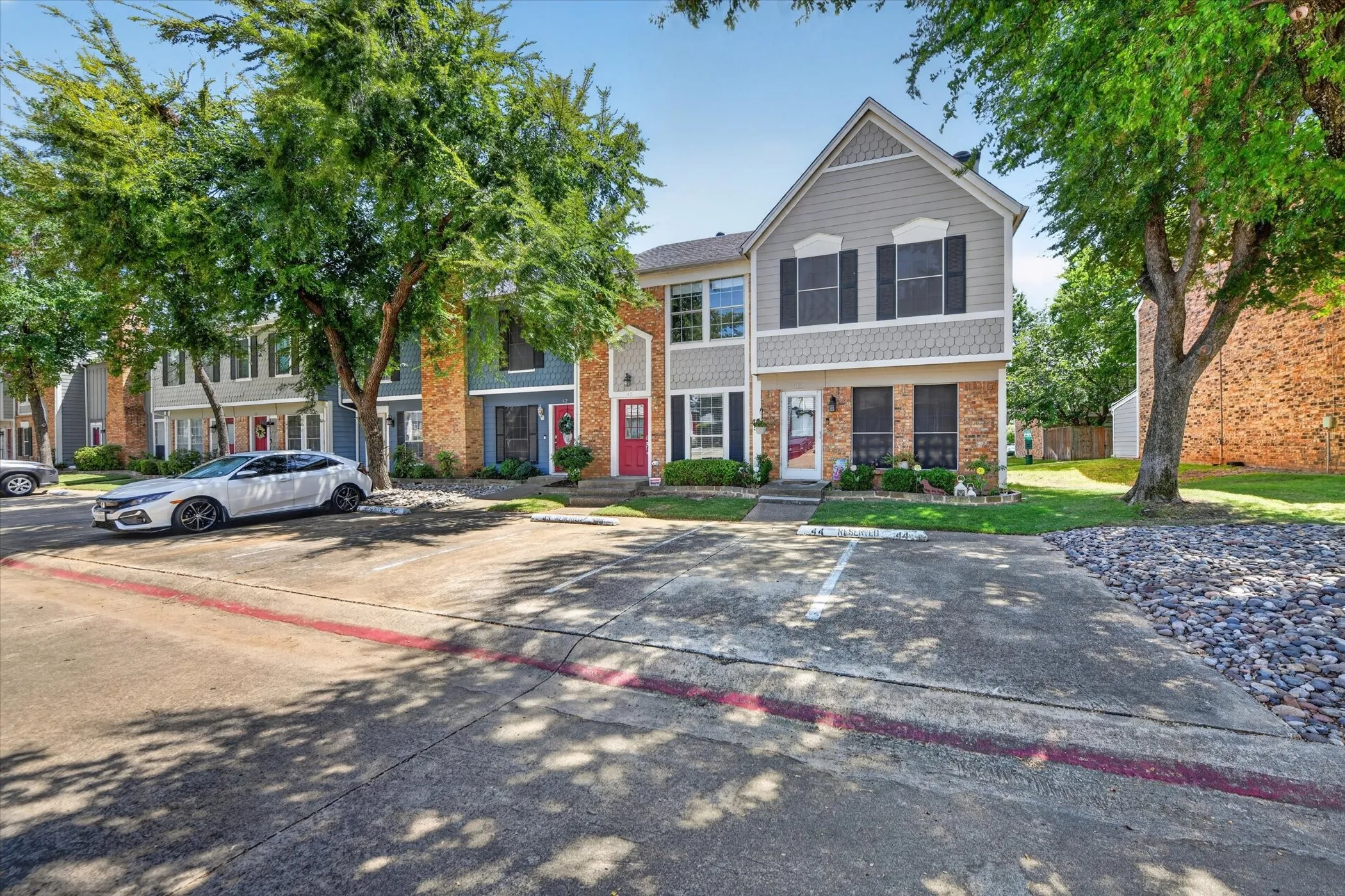 Townhouse For Rent in Tarrant County , 43 Abbey Road, Euless, Texas 76039, 2 Bedroom, 2 Bathroom, Garage spaces, 1,120 Sqft, built in 1980, mls#21364447, Real Estate Agent in Euless, Homes For Rent in Tarrant county, Homes For Rent in Euless, Realtor in Euless Texas, Real Estate Brokerage Independent Realty Texas, Luminita Cordes Realtor