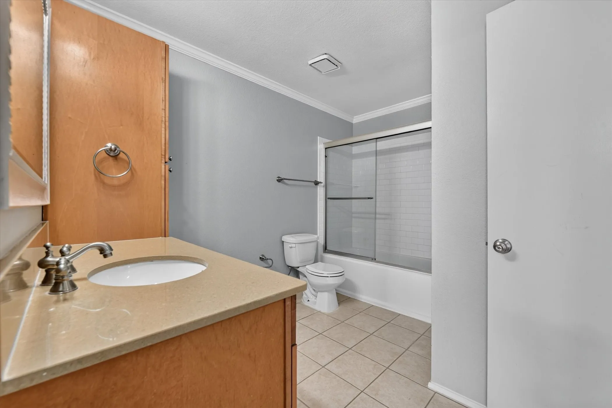 Townhouse For Rent in Tarrant County , 43 Abbey Road, Euless, Texas 76039, 2 Bedroom, 2 Bathroom, Garage spaces, 1,120 Sqft, built in 1980, mls#21364447, Real Estate Agent in Euless, Homes For Rent in Tarrant county, Homes For Rent in Euless, Realtor in Euless Texas, Real Estate Brokerage Independent Realty Texas, Luminita Cordes Realtor