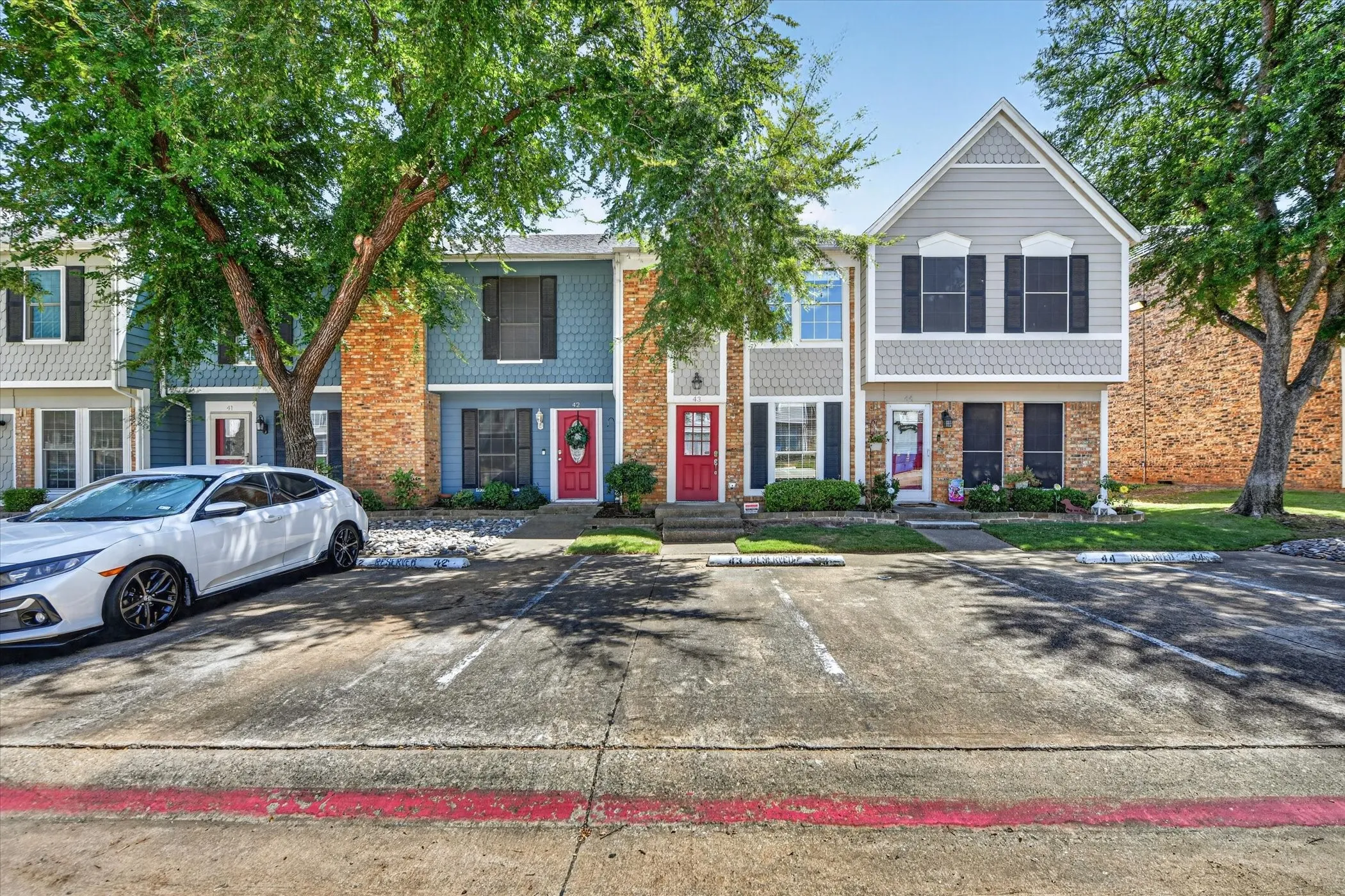 Townhouse For Rent in Tarrant County , 43 Abbey Road, Euless, Texas 76039, 2 Bedroom, 2 Bathroom, Garage spaces, 1,120 Sqft, built in 1980, mls#21364447, Real Estate Agent in Euless, Homes For Rent in Tarrant county, Homes For Rent in Euless, Realtor in Euless Texas, Real Estate Brokerage Independent Realty Texas, Luminita Cordes Realtor