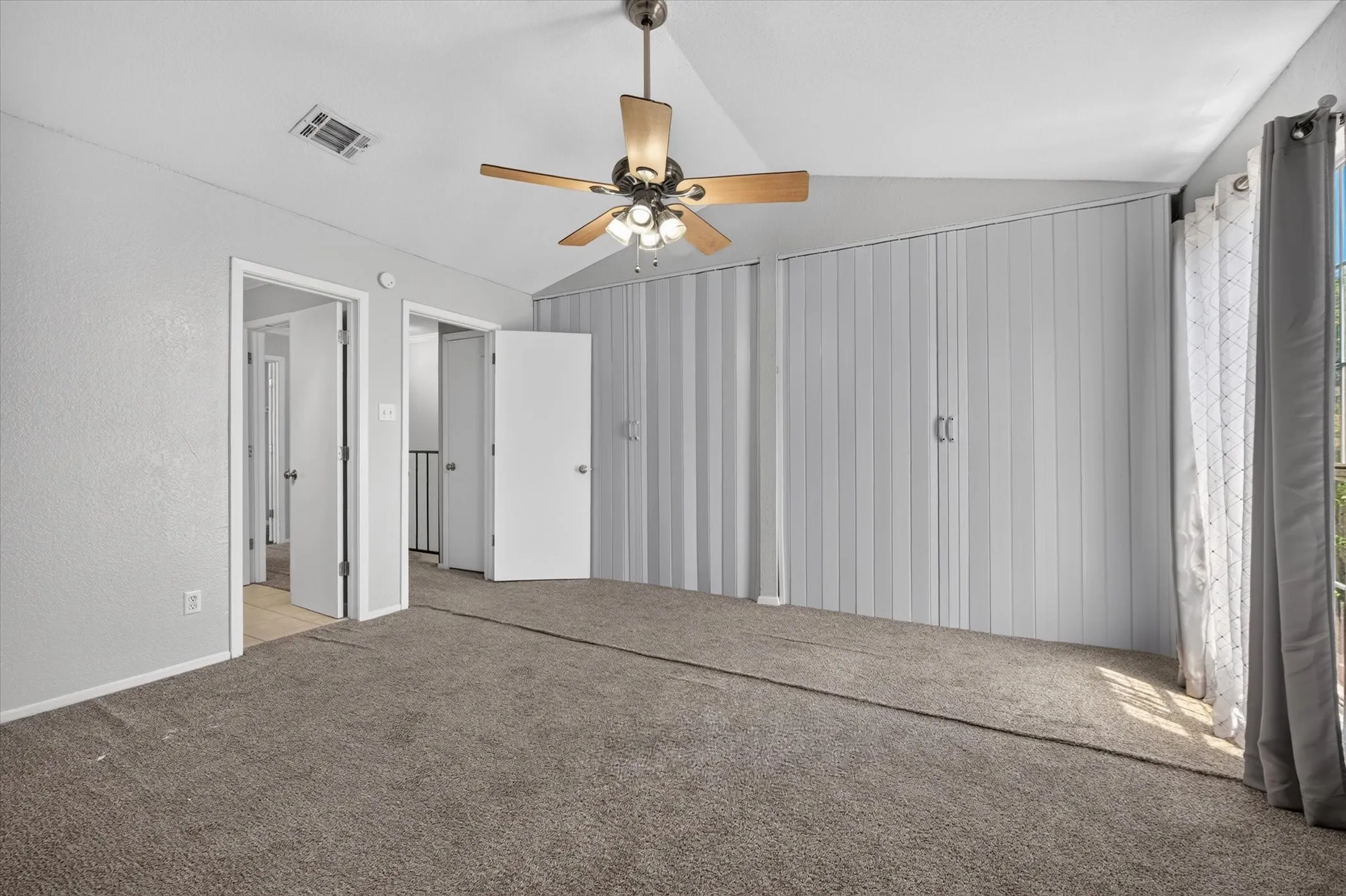 Townhouse For Rent in Tarrant County , 43 Abbey Road, Euless, Texas 76039, 2 Bedroom, 2 Bathroom, Garage spaces, 1,120 Sqft, built in 1980, mls#21364447, Real Estate Agent in Euless, Homes For Rent in Tarrant county, Homes For Rent in Euless, Realtor in Euless Texas, Real Estate Brokerage Independent Realty Texas, Luminita Cordes Realtor