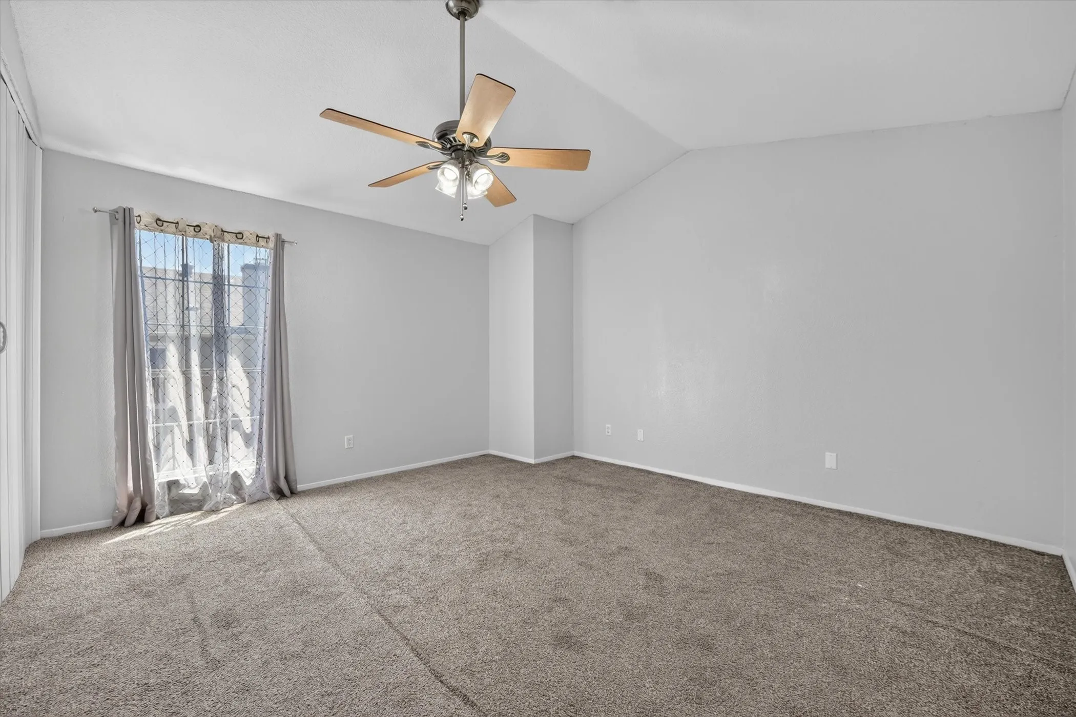 Townhouse For Rent in Tarrant County , 43 Abbey Road, Euless, Texas 76039, 2 Bedroom, 2 Bathroom, Garage spaces, 1,120 Sqft, built in 1980, mls#21364447, Real Estate Agent in Euless, Homes For Rent in Tarrant county, Homes For Rent in Euless, Realtor in Euless Texas, Real Estate Brokerage Independent Realty Texas, Luminita Cordes Realtor