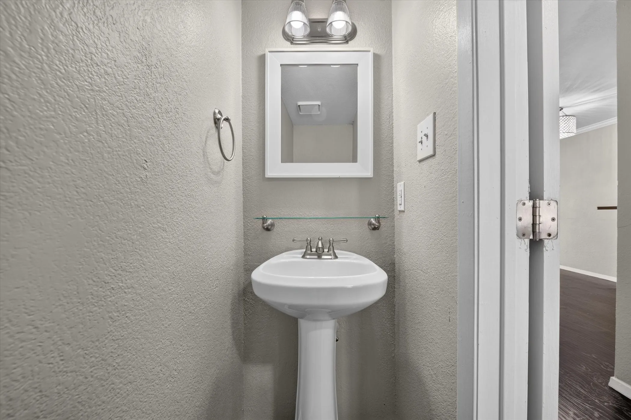 Townhouse For Rent in Tarrant County , 43 Abbey Road, Euless, Texas 76039, 2 Bedroom, 2 Bathroom, Garage spaces, 1,120 Sqft, built in 1980, mls#21364447, Real Estate Agent in Euless, Homes For Rent in Tarrant county, Homes For Rent in Euless, Realtor in Euless Texas, Real Estate Brokerage Independent Realty Texas, Luminita Cordes Realtor