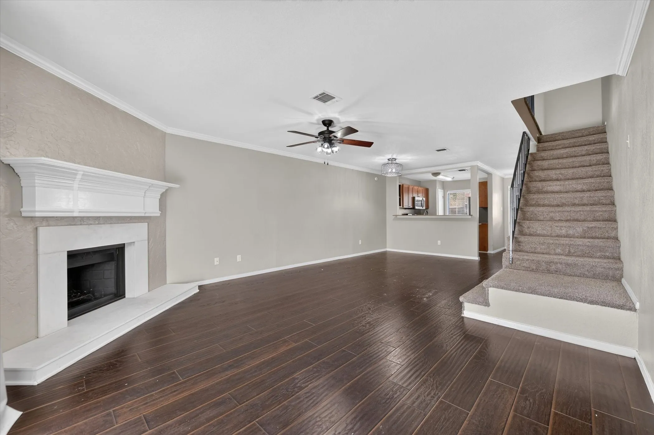 Townhouse For Rent in Tarrant County , 43 Abbey Road, Euless, Texas 76039, 2 Bedroom, 2 Bathroom, Garage spaces, 1,120 Sqft, built in 1980, mls#21364447, Real Estate Agent in Euless, Homes For Rent in Tarrant county, Homes For Rent in Euless, Realtor in Euless Texas, Real Estate Brokerage Independent Realty Texas, Luminita Cordes Realtor