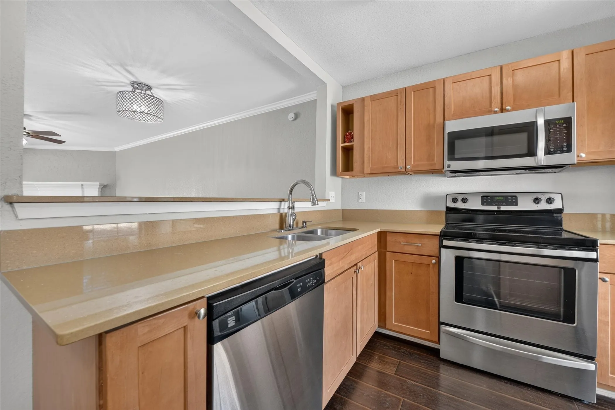 Townhouse For Rent in Tarrant County , 43 Abbey Road, Euless, Texas 76039, 2 Bedroom, 2 Bathroom, Garage spaces, 1,120 Sqft, built in 1980, mls#21364447, Real Estate Agent in Euless, Homes For Rent in Tarrant county, Homes For Rent in Euless, Realtor in Euless Texas, Real Estate Brokerage Independent Realty Texas, Luminita Cordes Realtor