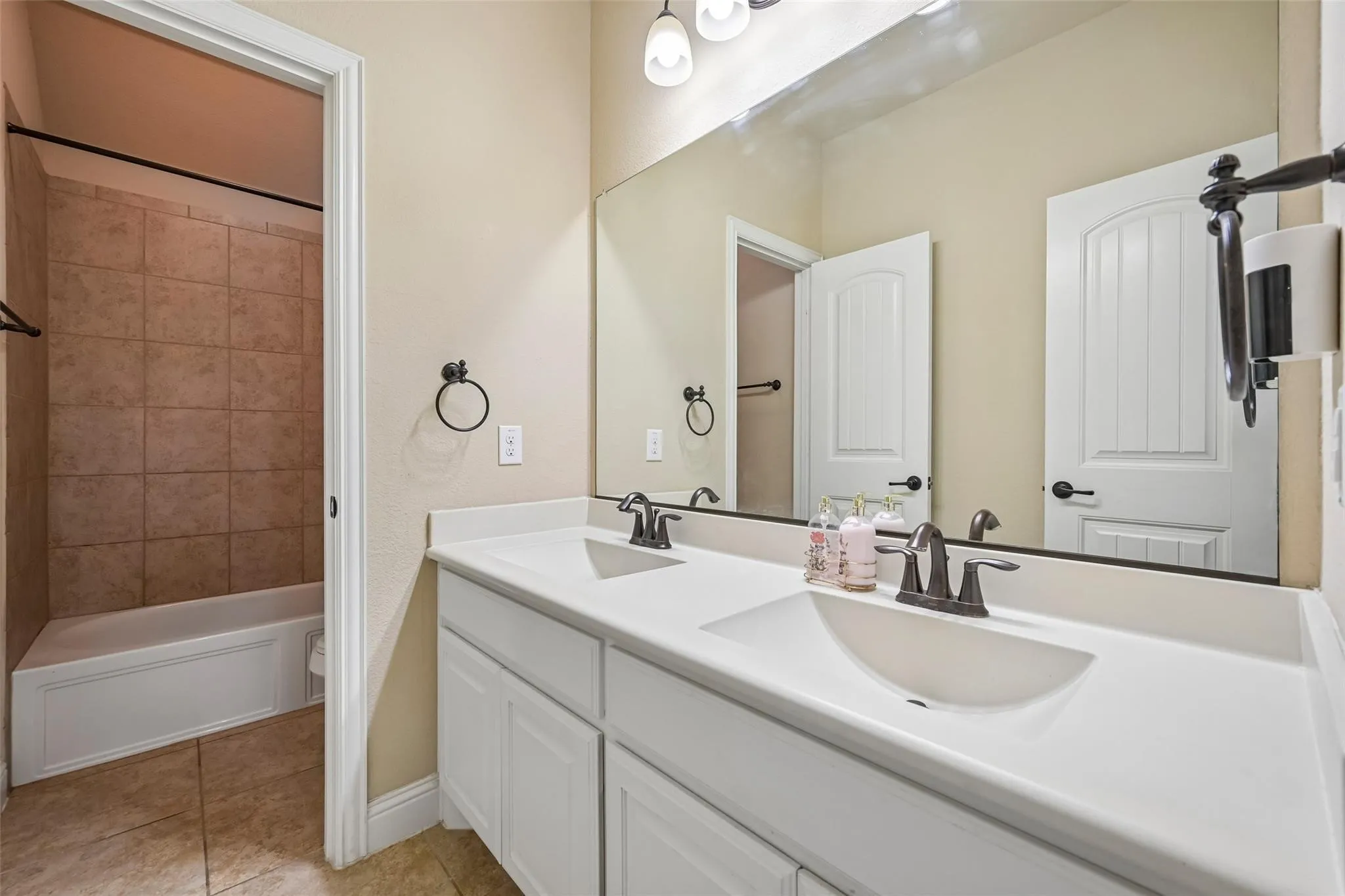 Single Family Residence For Sale in Collin County , 9655 Corinth Lane, Frisco, Texas 75035, 3 Bedroom, 2 Bathroom, 3 Garage spaces, 2,181 Sqft, built in 2015, mls#21364300, Real Estate Agent in Frisco, Homes For Sale in Collin county, Homes For Sale in Frisco, Realtor in Frisco Texas, Real Estate Brokerage Independent Realty Texas, Luminita Cordes Realtor