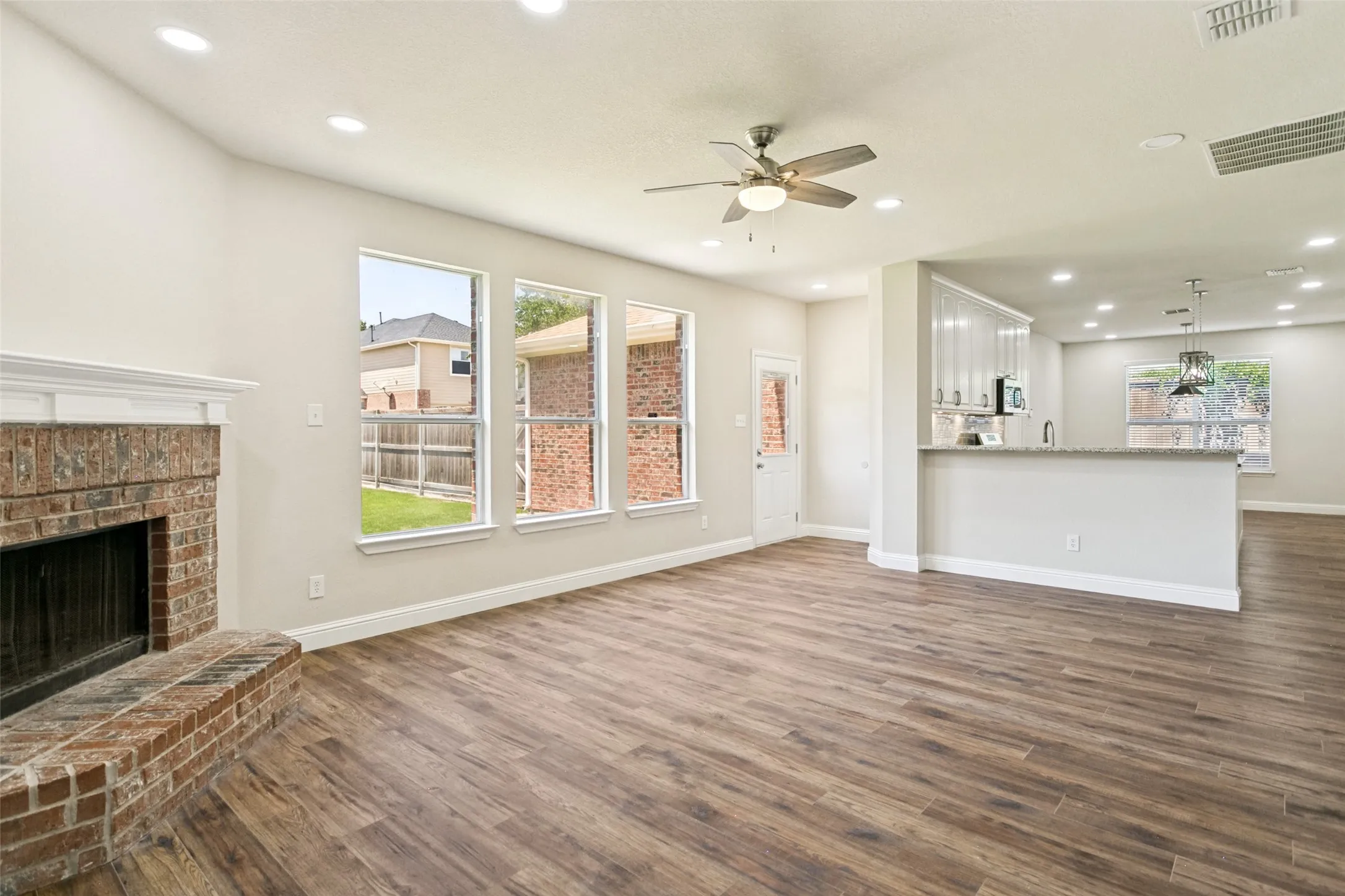 Single Family Residence For Sale in Collin County , 1611 Branch Creek Drive, Allen, Texas 75002, 3 Bedroom, 3 Bathroom, 2 Garage spaces, 2,740 Sqft, built in 2003, mls#21364585, Real Estate Agent in Allen, Homes For Sale in Collin county, Homes For Sale in Allen, Realtor in Allen Texas, Real Estate Brokerage Independent Realty Texas, Luminita Cordes Realtor