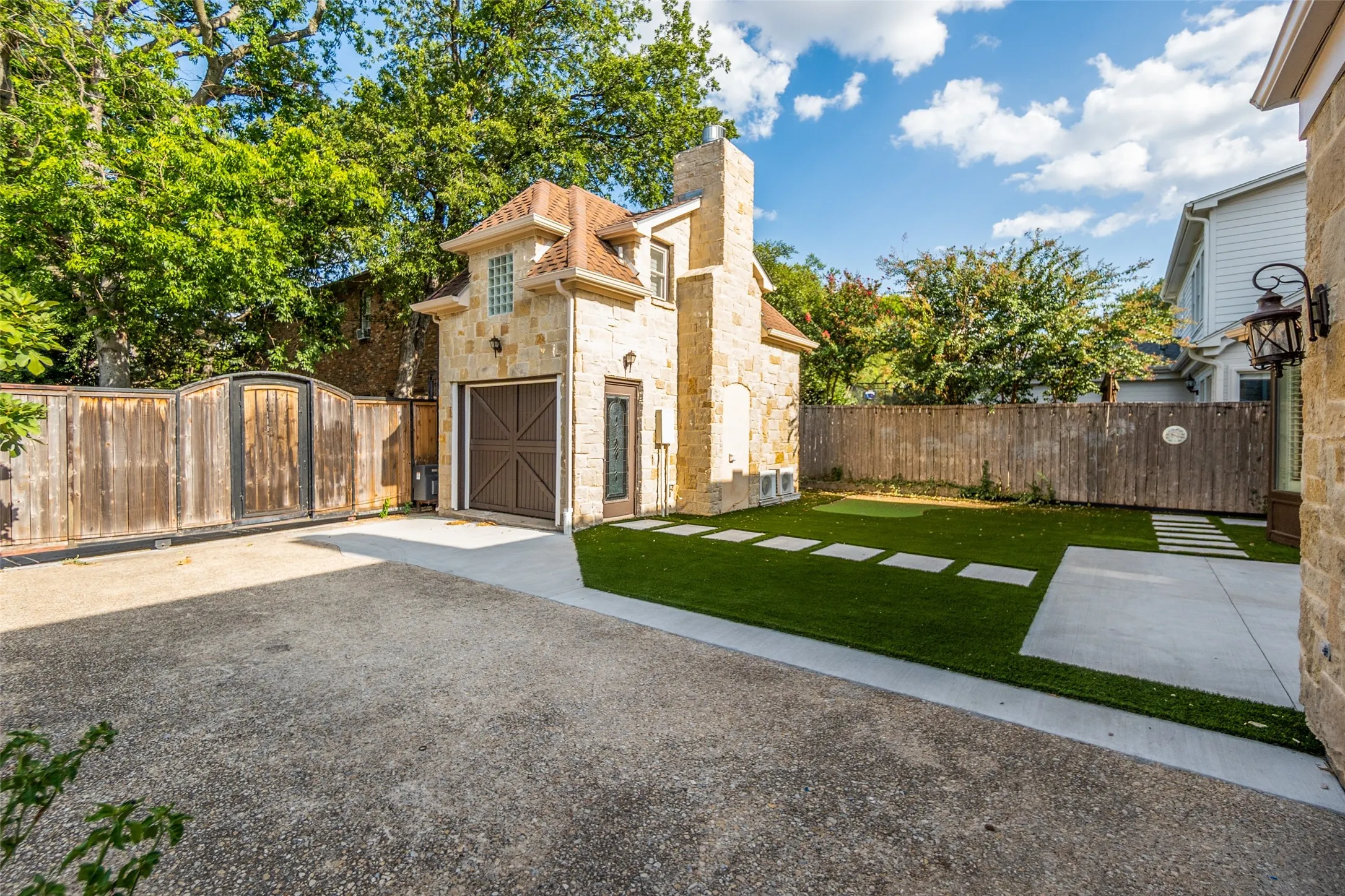 Single Family Residence For Rent in Dallas County , 6810 Airline Road, University Park, Texas 75205, 4 Bedroom, 3 Bathroom, 2 Garage spaces, 3,279 Sqft, built in 2006, mls#21359598, Real Estate Agent in University Park, Homes For Rent in Dallas county, Homes For Rent in University Park, Realtor in University Park Texas, Real Estate Brokerage Independent Realty Texas, Luminita Cordes Realtor