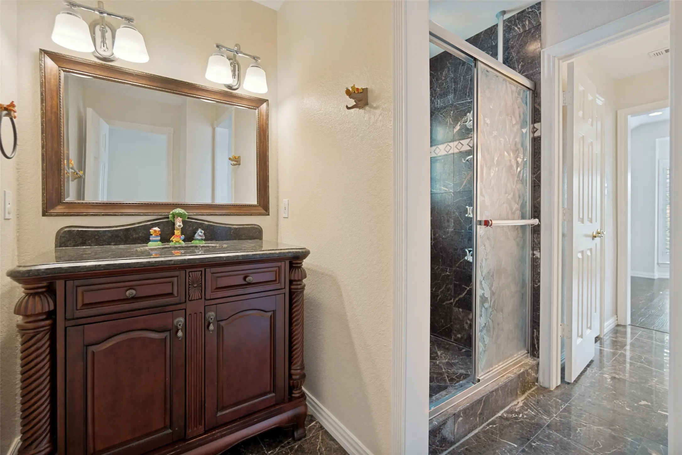 Single Family Residence For Rent in Dallas County , 6810 Airline Road, University Park, Texas 75205, 4 Bedroom, 3 Bathroom, 2 Garage spaces, 3,279 Sqft, built in 2006, mls#21359598, Real Estate Agent in University Park, Homes For Rent in Dallas county, Homes For Rent in University Park, Realtor in University Park Texas, Real Estate Brokerage Independent Realty Texas, Luminita Cordes Realtor