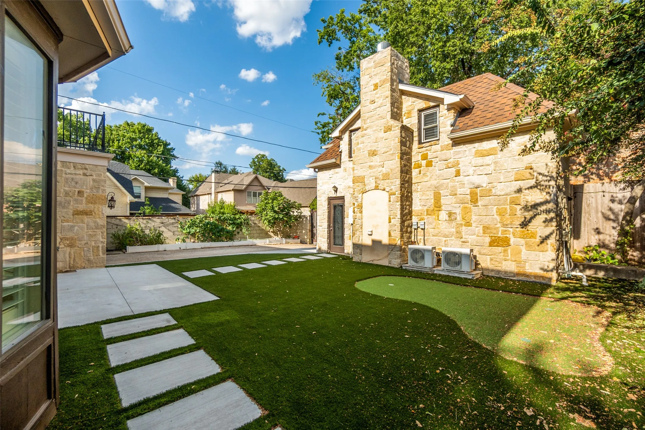 Single Family Residence For Rent in Dallas County , 6810 Airline Road, University Park, Texas 75205, 4 Bedroom, 3 Bathroom, 2 Garage spaces, 3,279 Sqft, built in 2006, mls#21359598, Real Estate Agent in University Park, Homes For Rent in Dallas county, Homes For Rent in University Park, Realtor in University Park Texas, Real Estate Brokerage Independent Realty Texas, Luminita Cordes Realtor