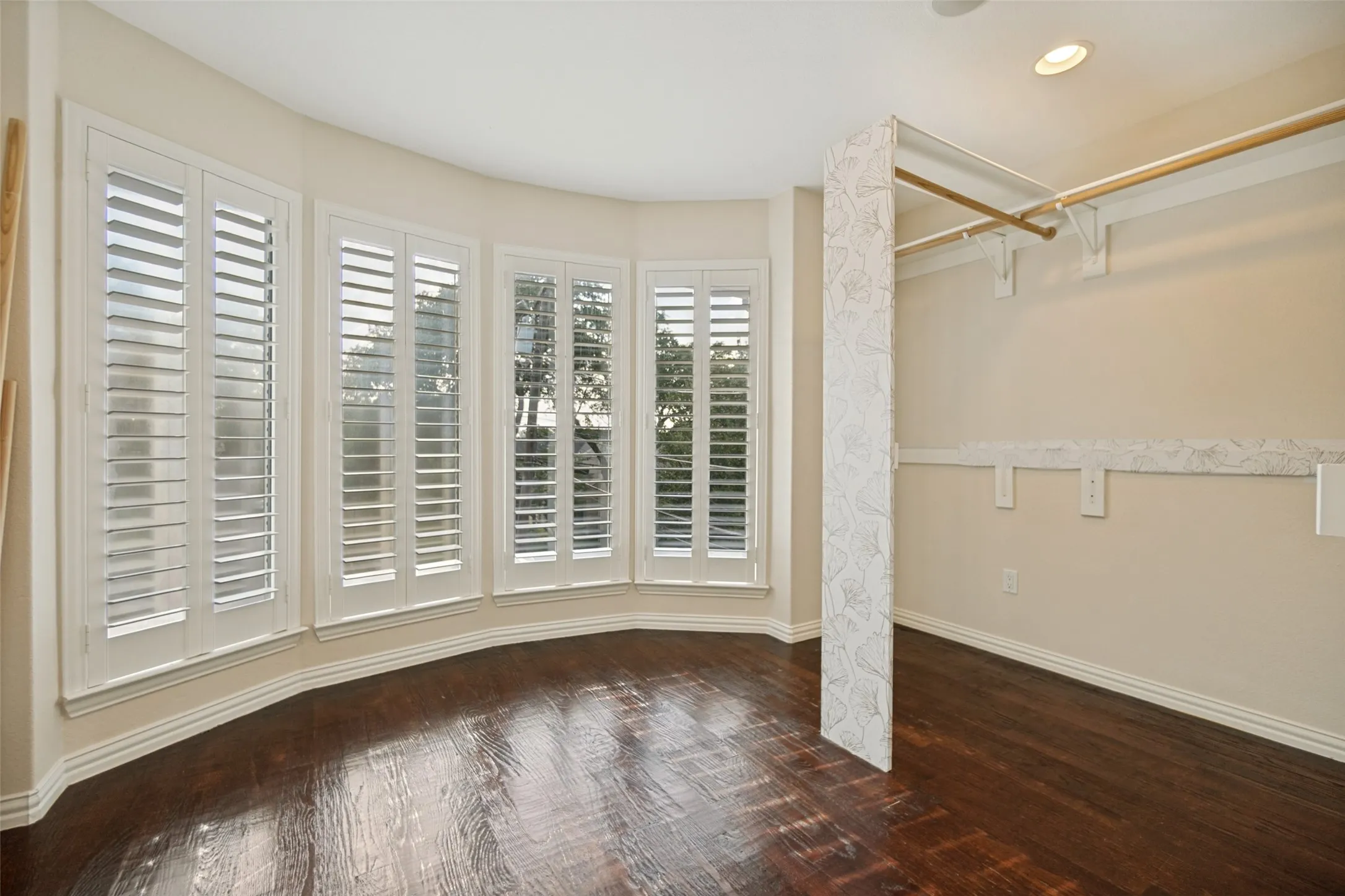 Single Family Residence For Rent in Dallas County , 6810 Airline Road, University Park, Texas 75205, 4 Bedroom, 3 Bathroom, 2 Garage spaces, 3,279 Sqft, built in 2006, mls#21359598, Real Estate Agent in University Park, Homes For Rent in Dallas county, Homes For Rent in University Park, Realtor in University Park Texas, Real Estate Brokerage Independent Realty Texas, Luminita Cordes Realtor