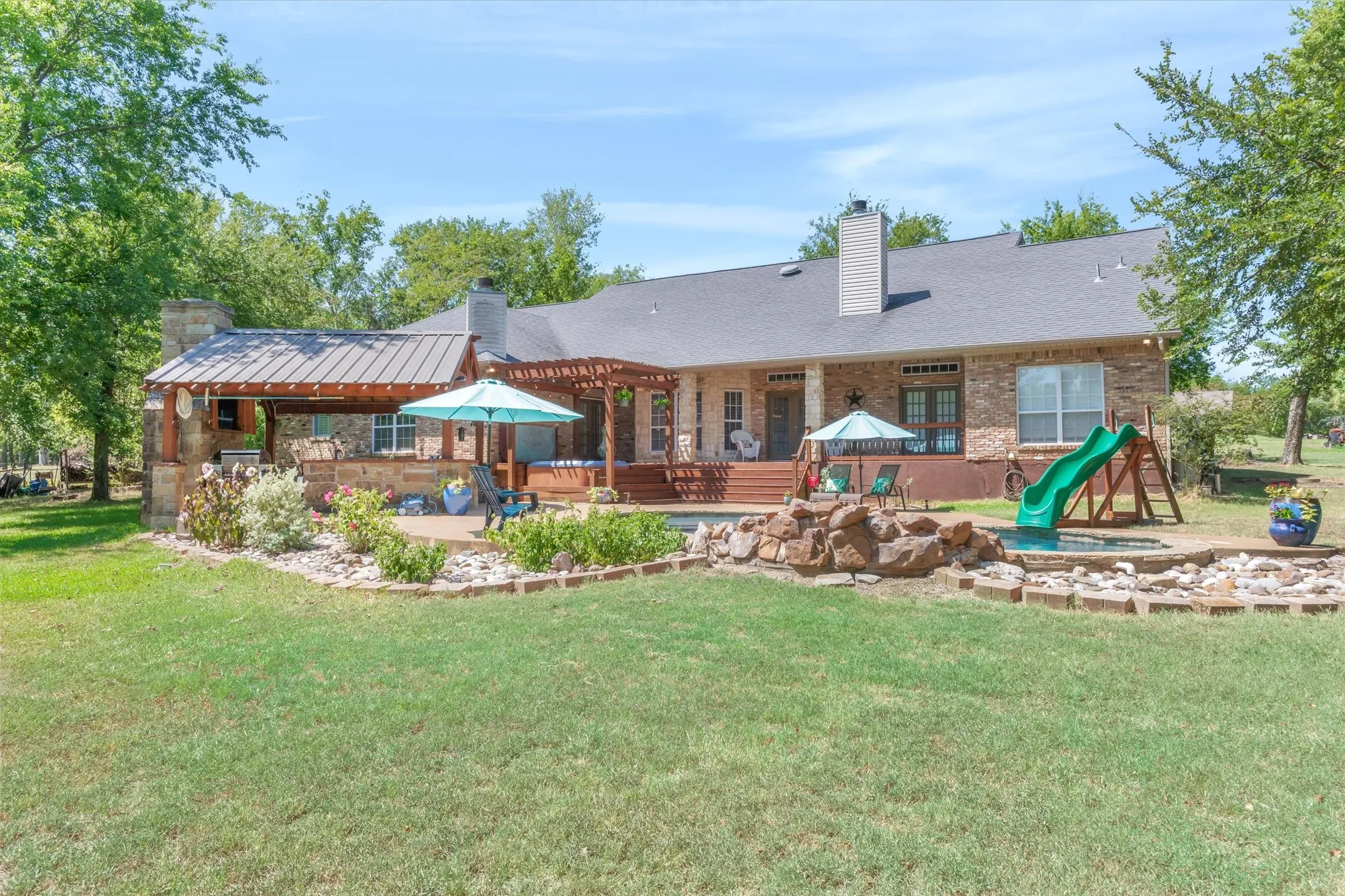 Single Family Residence For Sale in Van Zandt County , 1312 Vz County Road 2624, Wills Point, Texas 75169, 3 Bedroom, 4 Bathroom, 3 Garage spaces, 2,574 Sqft, built in 2000, mls#21364617, Real Estate Agent in Wills Point, Homes For Sale in Van Zandt county, Homes For Sale in Wills Point, Realtor in Wills Point Texas, Real Estate Brokerage Independent Realty Texas, Luminita Cordes Realtor