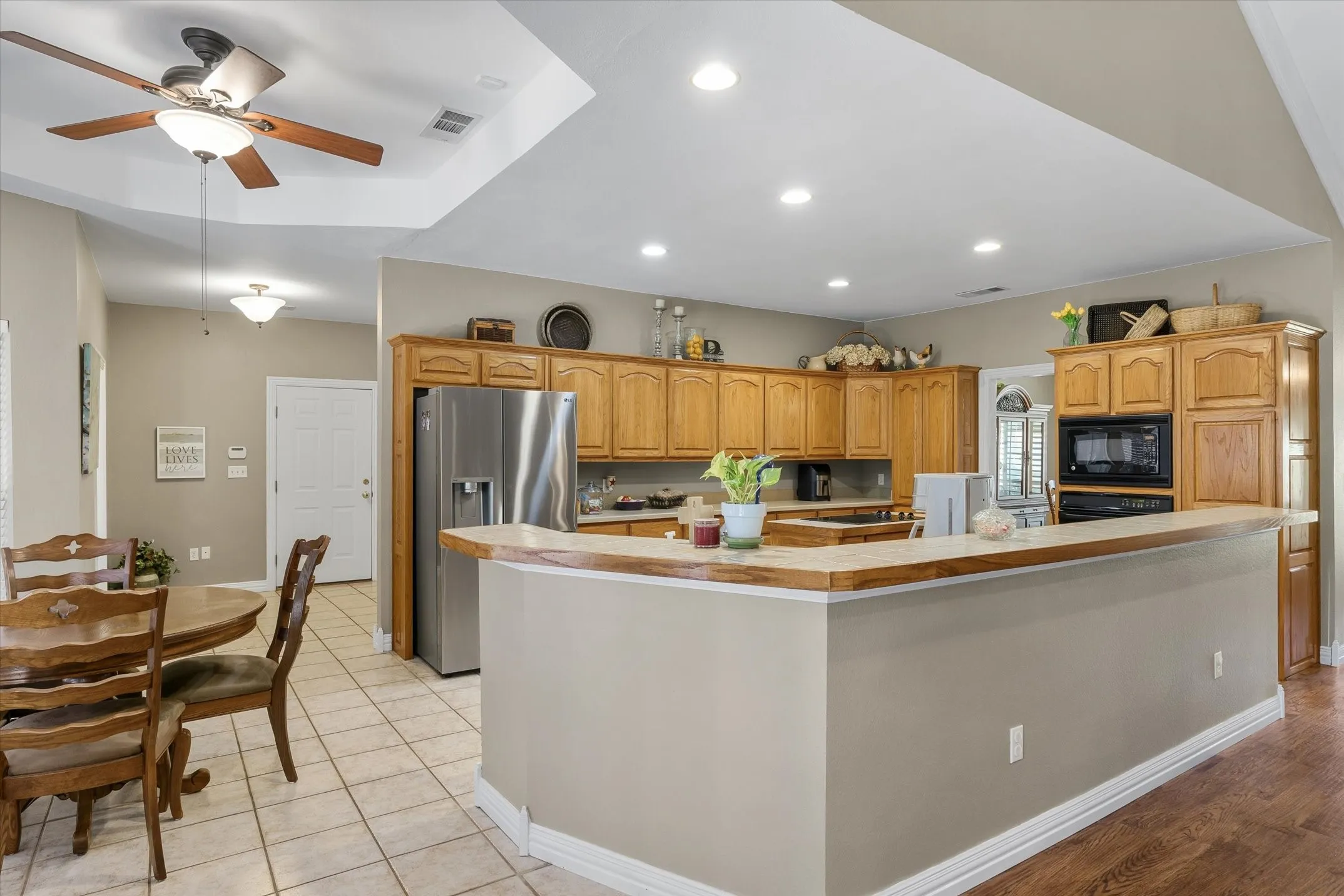 Single Family Residence For Sale in Van Zandt County , 1312 Vz County Road 2624, Wills Point, Texas 75169, 3 Bedroom, 4 Bathroom, 3 Garage spaces, 2,574 Sqft, built in 2000, mls#21364617, Real Estate Agent in Wills Point, Homes For Sale in Van Zandt county, Homes For Sale in Wills Point, Realtor in Wills Point Texas, Real Estate Brokerage Independent Realty Texas, Luminita Cordes Realtor