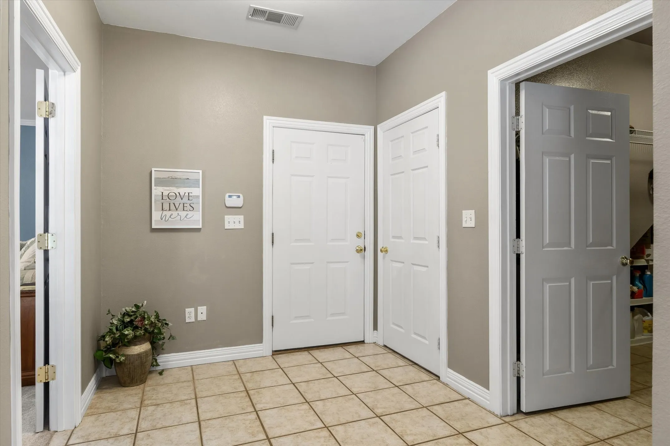 Single Family Residence For Sale in Van Zandt County , 1312 Vz County Road 2624, Wills Point, Texas 75169, 3 Bedroom, 4 Bathroom, 3 Garage spaces, 2,574 Sqft, built in 2000, mls#21364617, Real Estate Agent in Wills Point, Homes For Sale in Van Zandt county, Homes For Sale in Wills Point, Realtor in Wills Point Texas, Real Estate Brokerage Independent Realty Texas, Luminita Cordes Realtor