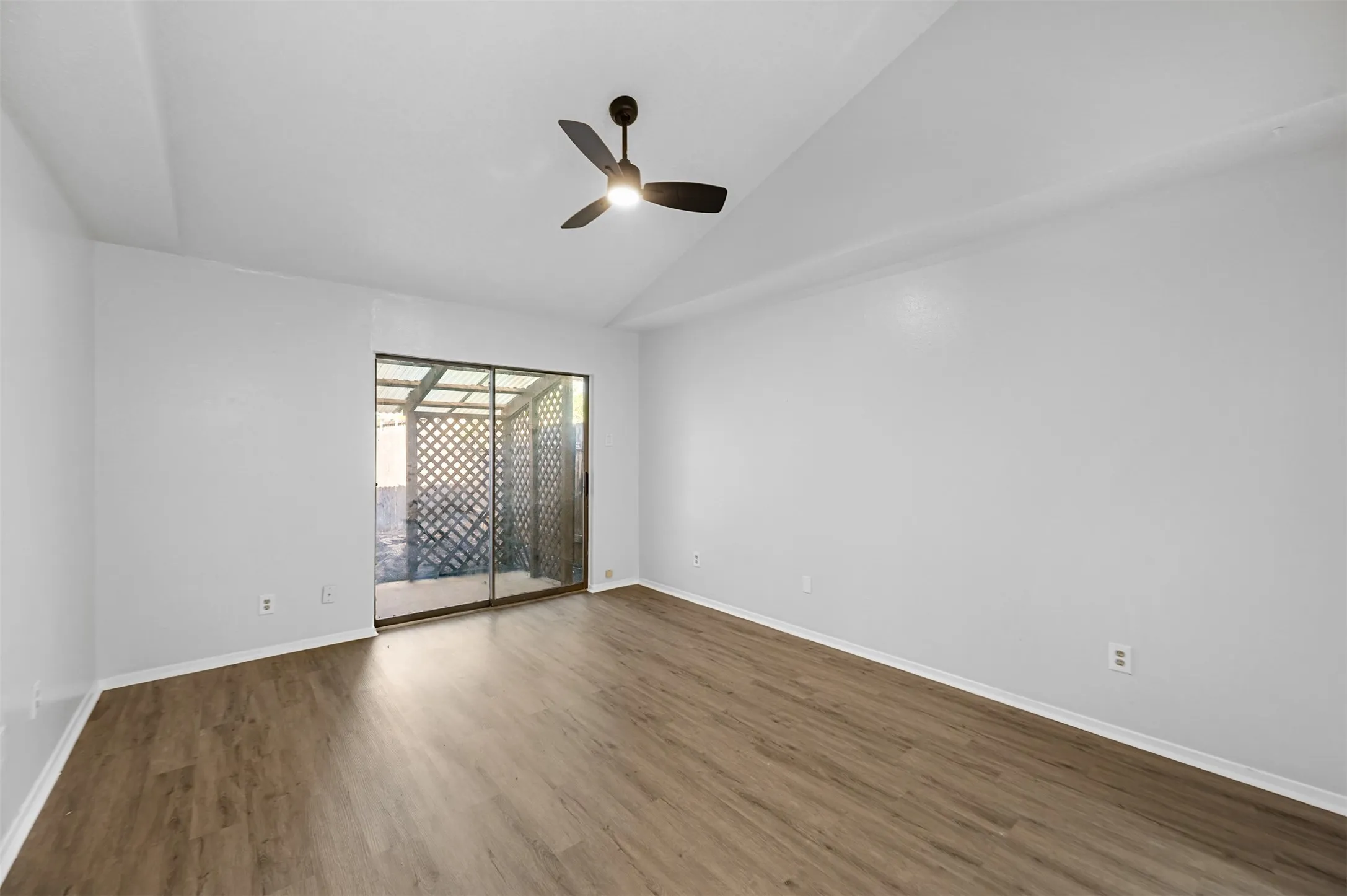 Duplex For Rent in Denton County , 522 Hunters Glen Street, Lewisville, Texas 75067, 3 Bedroom, 2 Bathroom, Garage spaces, 1,469 Sqft, built in 1983, mls#21364629, Real Estate Agent in Lewisville, Homes For Rent in Denton county, Homes For Rent in Lewisville, Realtor in Lewisville Texas, Real Estate Brokerage Independent Realty Texas, Luminita Cordes Realtor